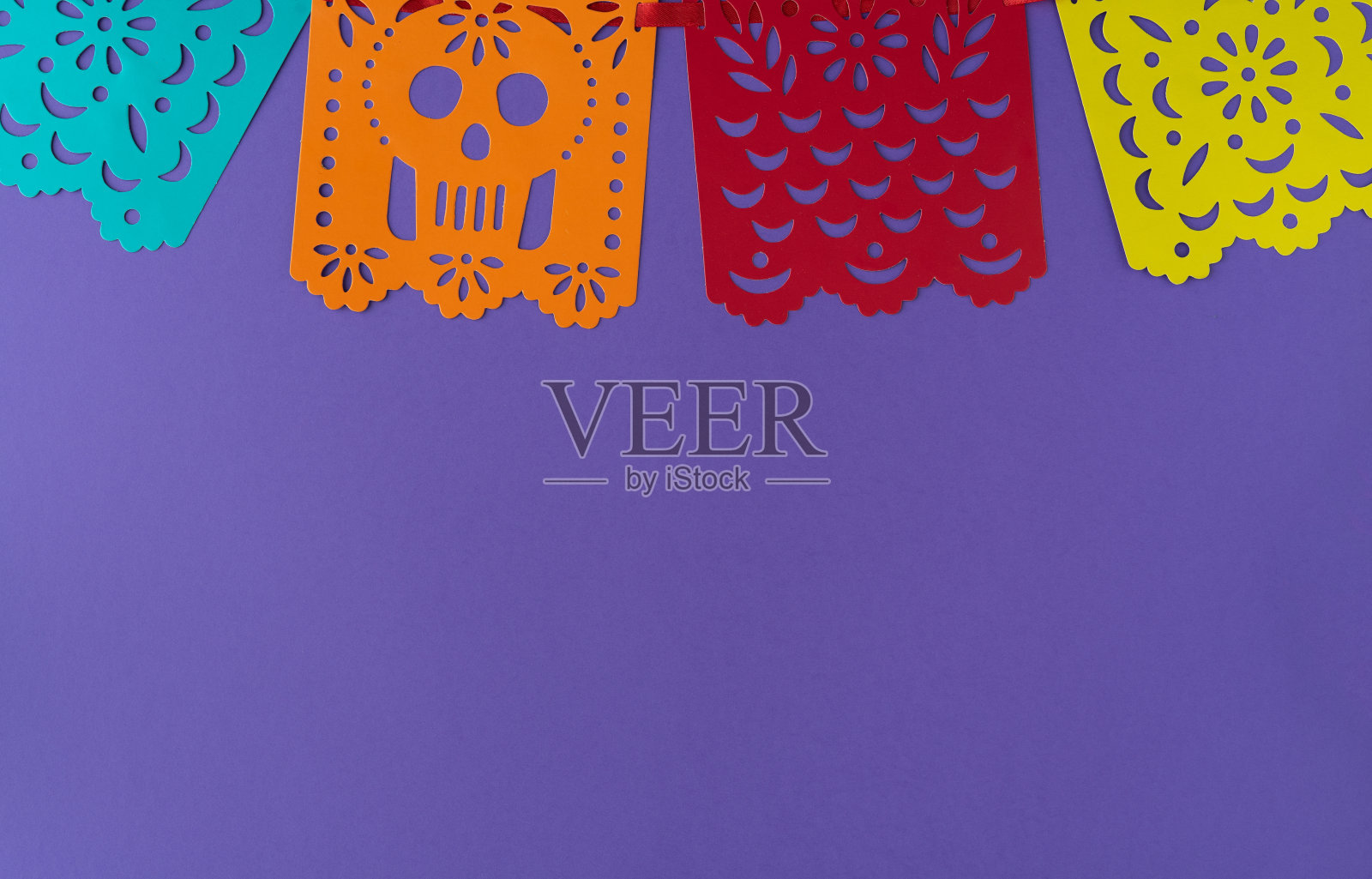 花环与墨西哥装饰，纸皮卡多在紫色的背景。照片摄影图片