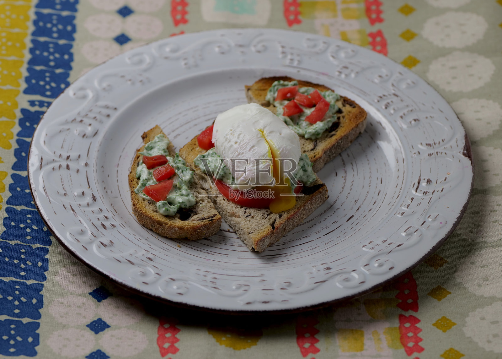 橄榄面包烤面包荷包蛋照片摄影图片
