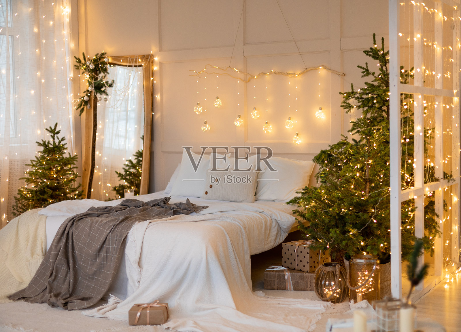 卧室里的圣诞装饰照片摄影图片