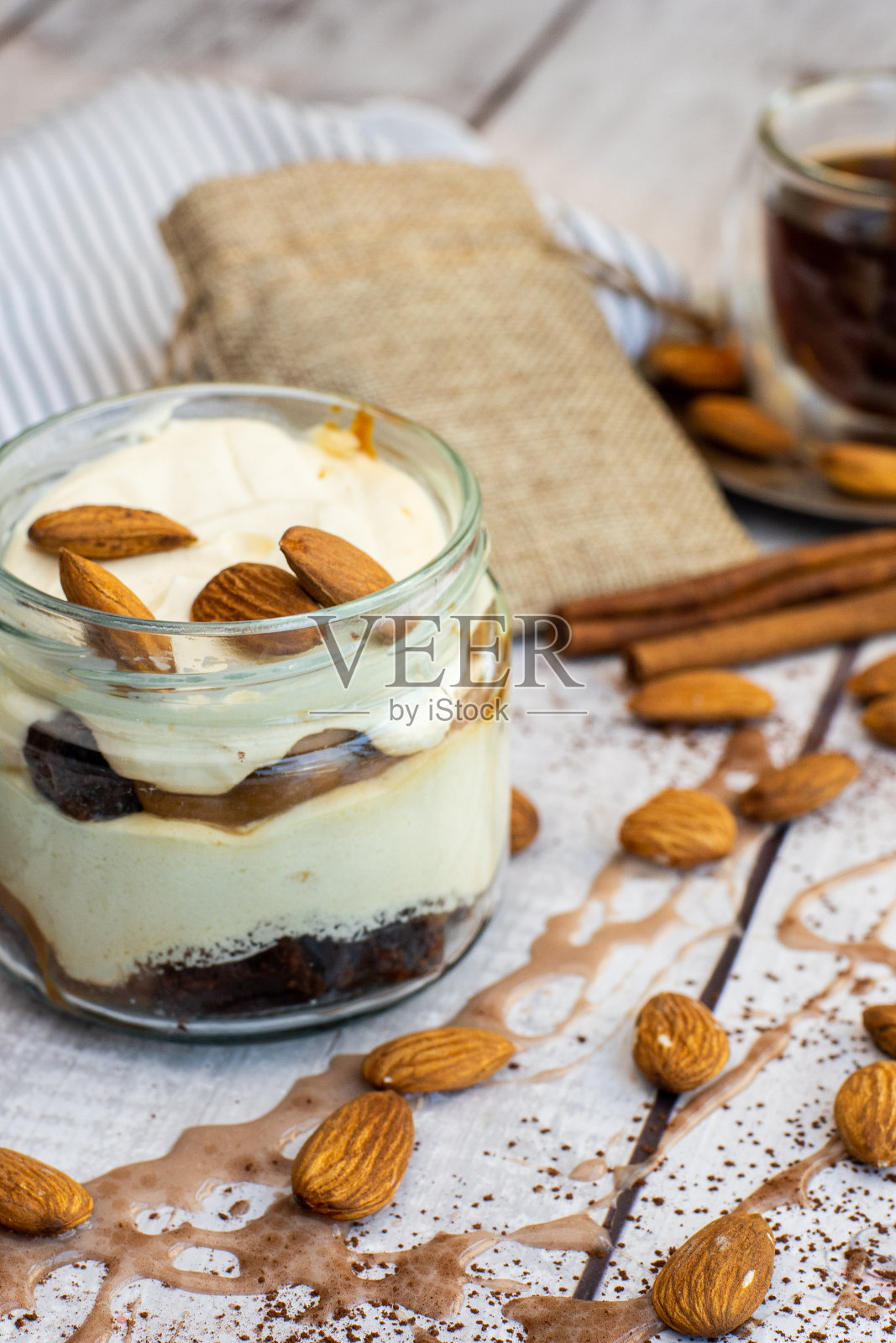 玻璃罐中自制焦糖布朗尼照片摄影图片