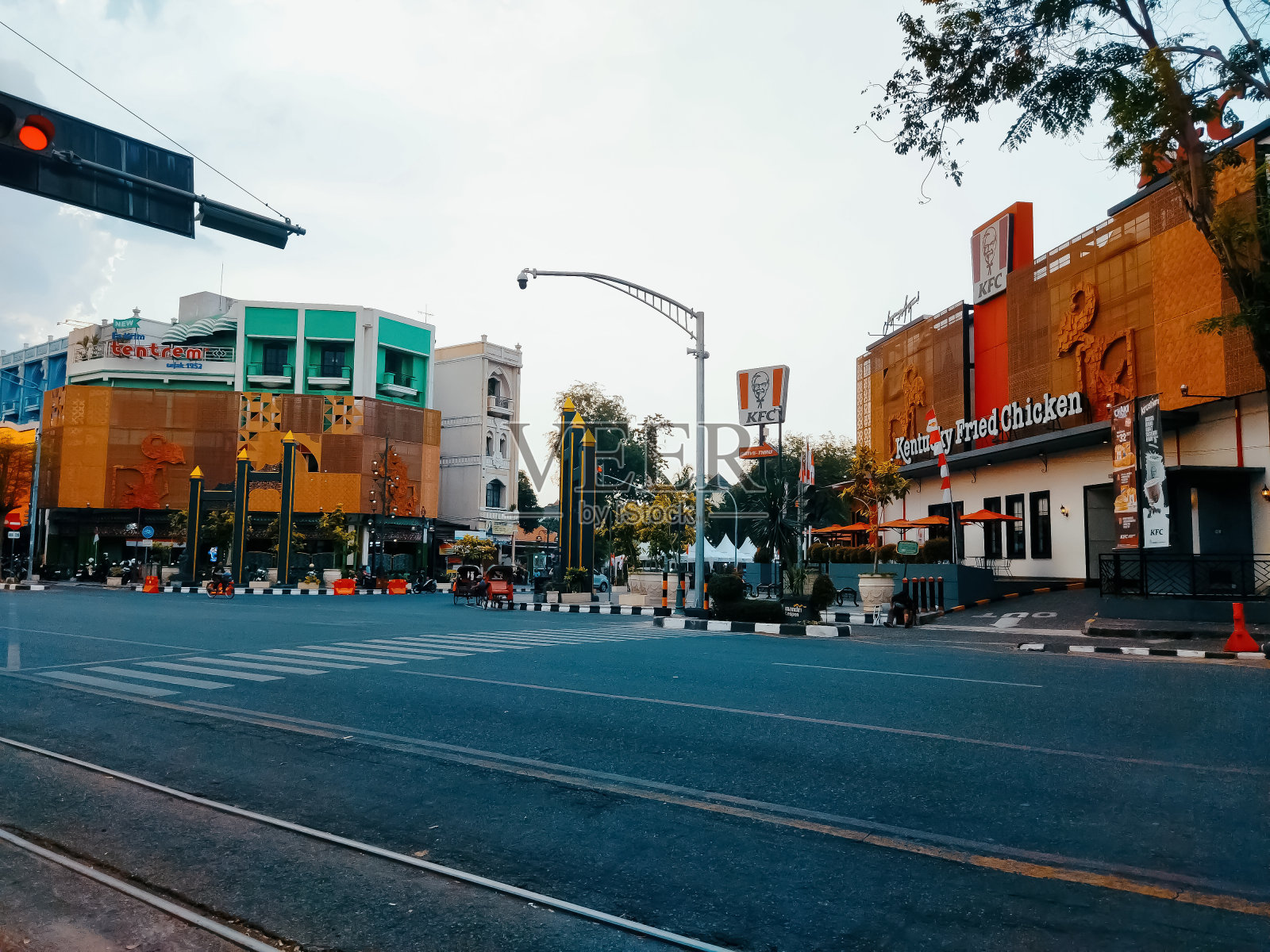 下午，在雅加达的Ngarsopuro的Jalan Gatot Subroto上观看著名的地方。照片摄影图片
