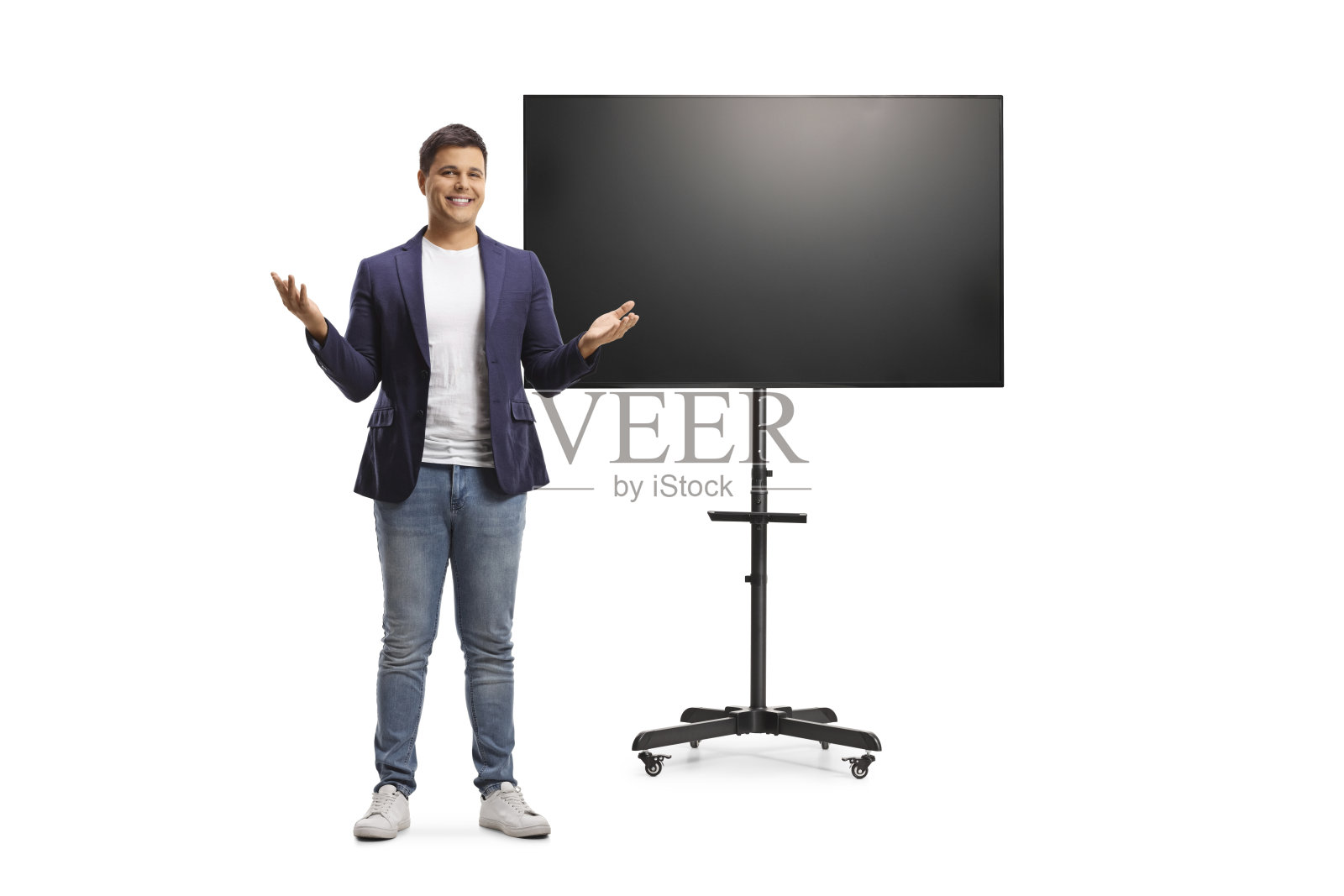 一个站在电视屏幕前的年轻人的全身画像照片摄影图片