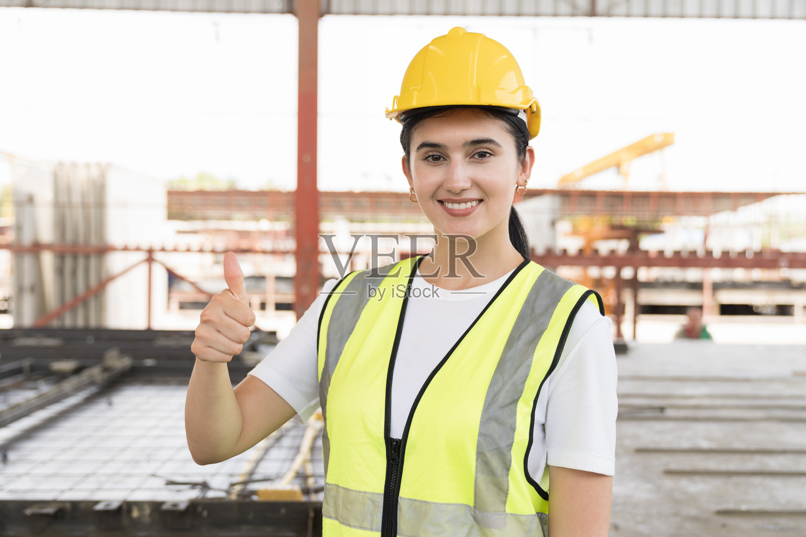 建筑工地的女工头。在建筑工地工作的建筑女工领班照片摄影图片