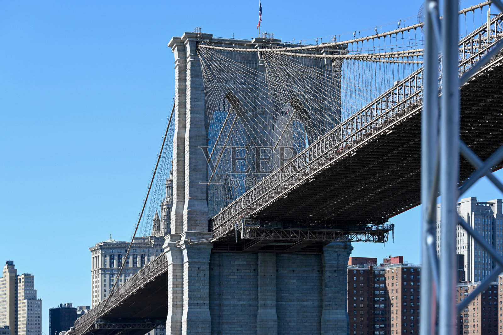 从纽约东河上看到的布鲁克林大桥。照片摄影图片