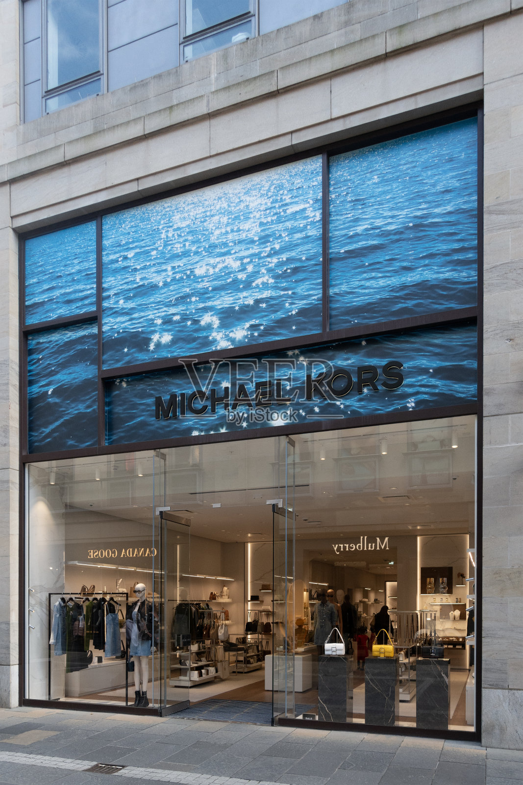 苏格兰爱丁堡市中心的Michael Kors豪华时装店照片摄影图片