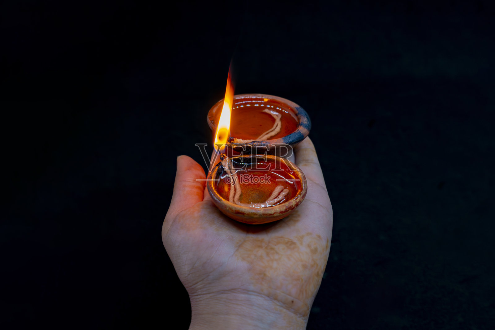 排灯节庆祝活动和排灯节Tihar印度教节日与Diya灯Diyo在黑暗的背景照片摄影图片