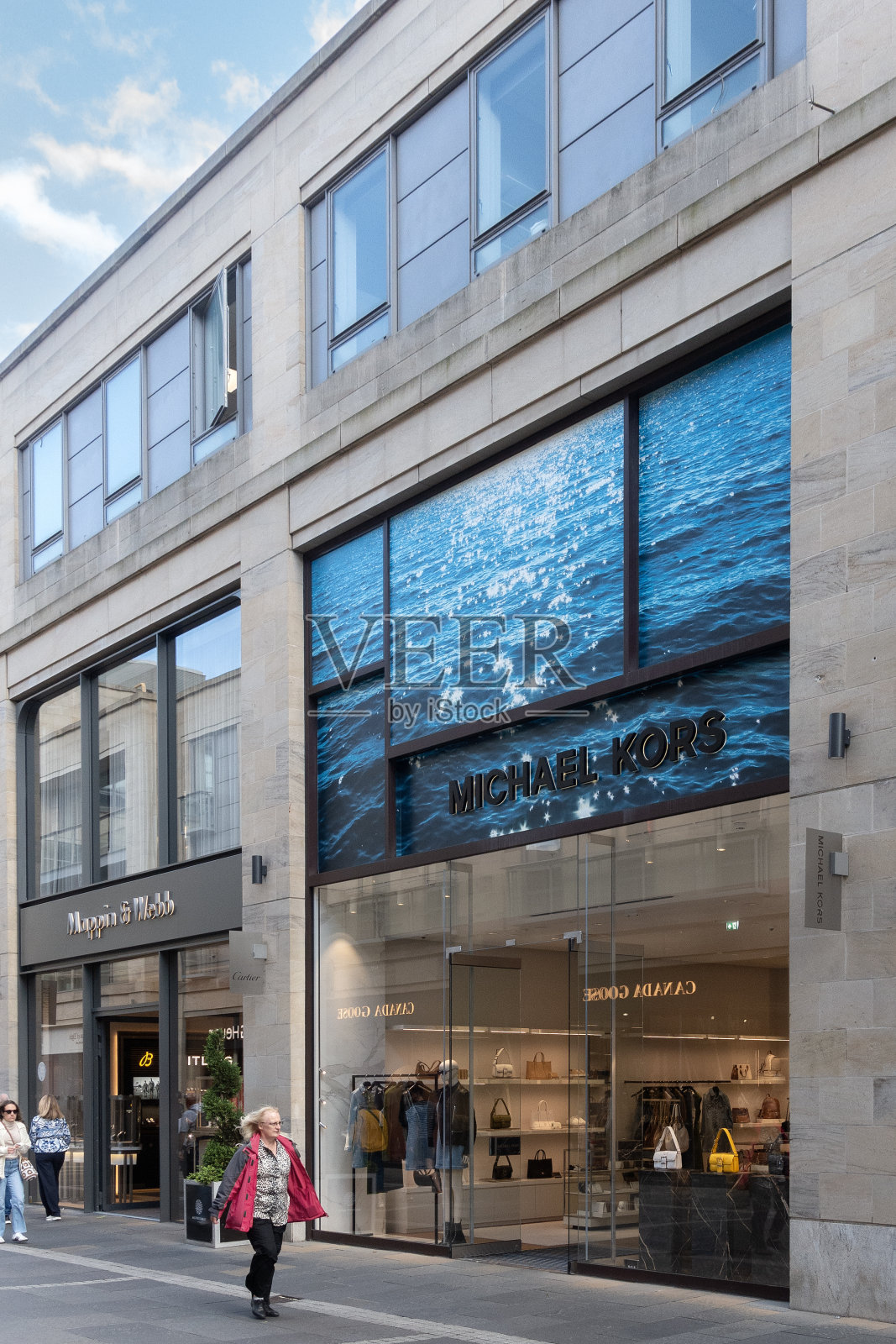 苏格兰爱丁堡Multrees步行街的行人照片摄影图片