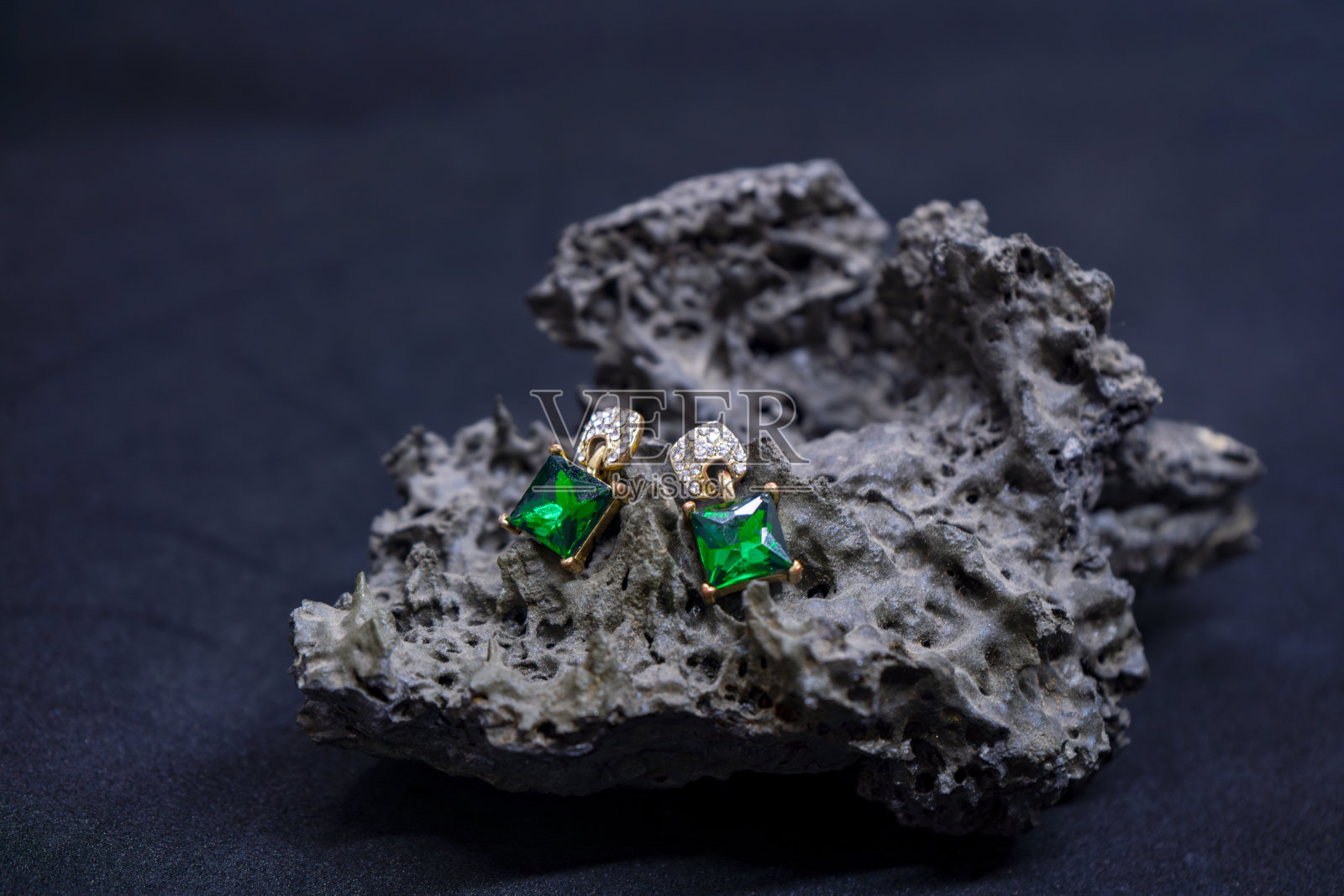 美丽的绿色翡翠红宝石耳环豪华照片摄影图片