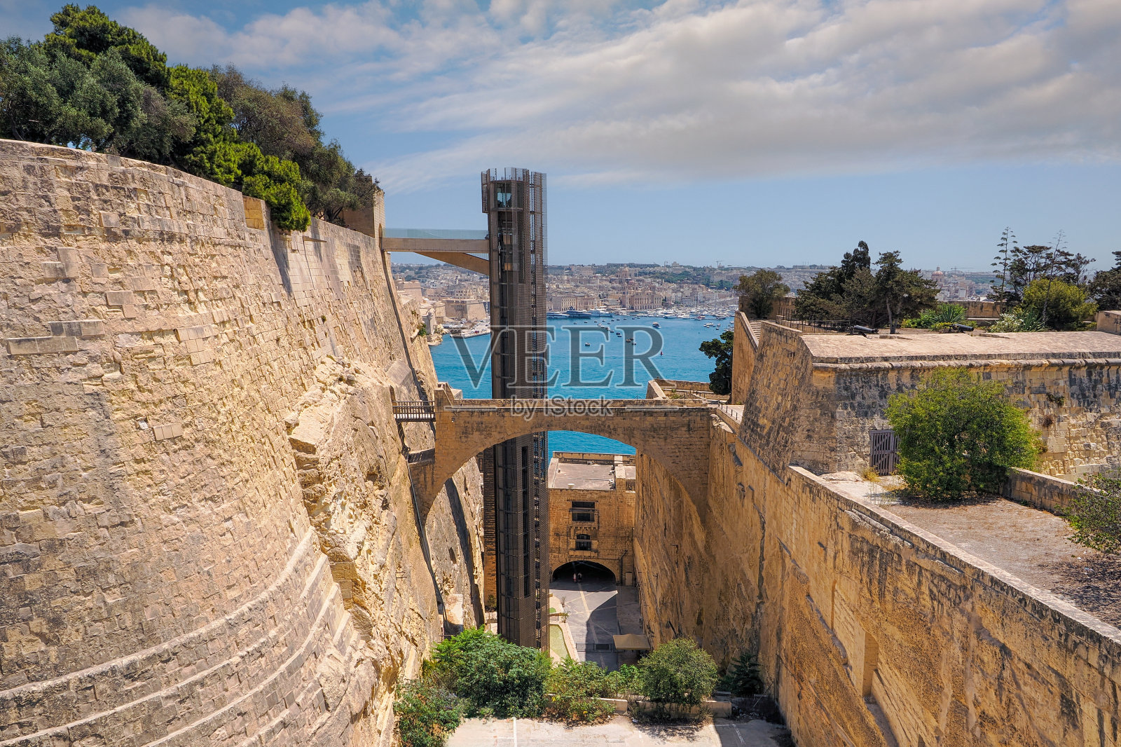 马耳他，首都瓦莱塔，从巴拉卡花园看到防御墙和电梯照片摄影图片