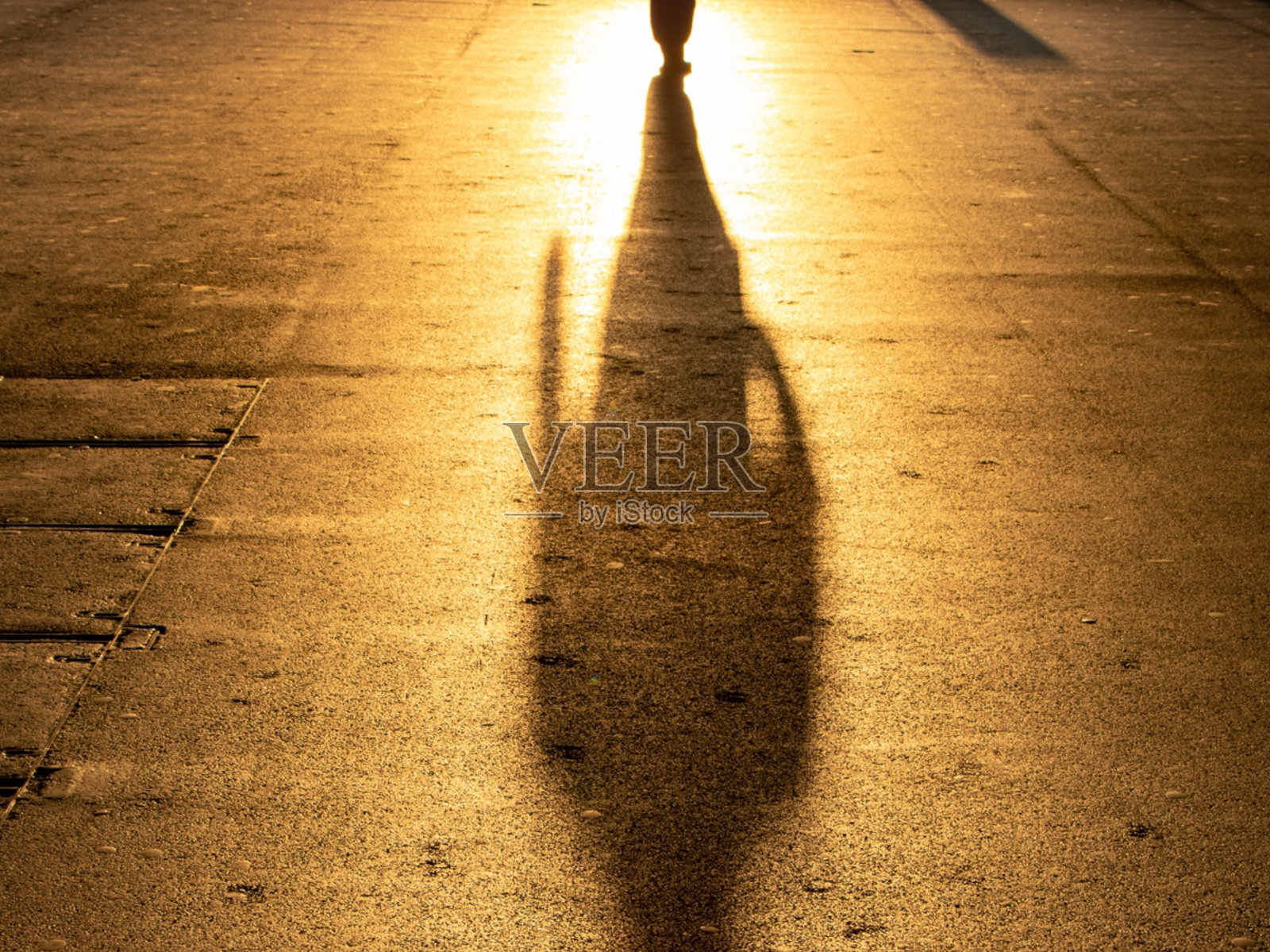 人走在人行道上的影子照片摄影图片