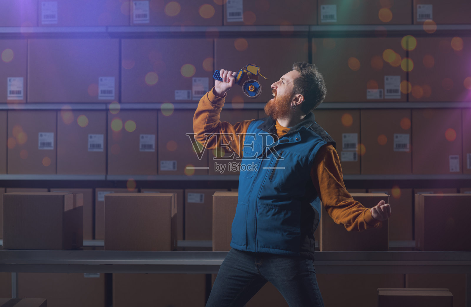 在仓库唱歌的工人照片摄影图片