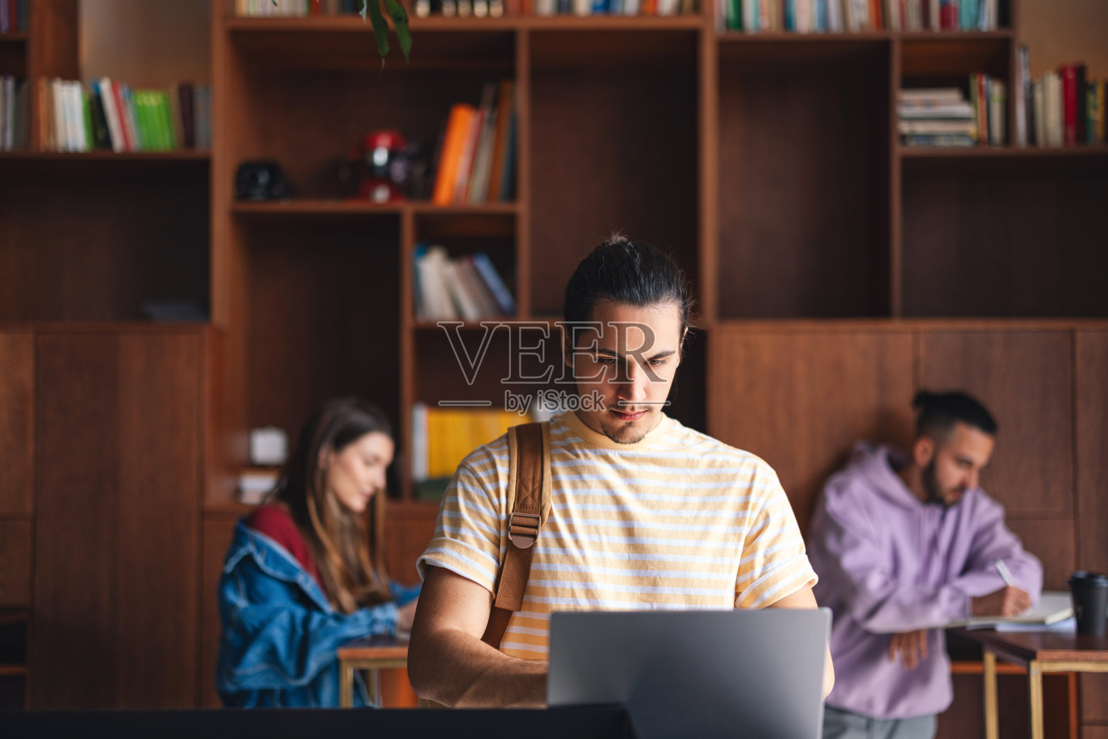 学生们在图书馆一起学习准备考试照片摄影图片