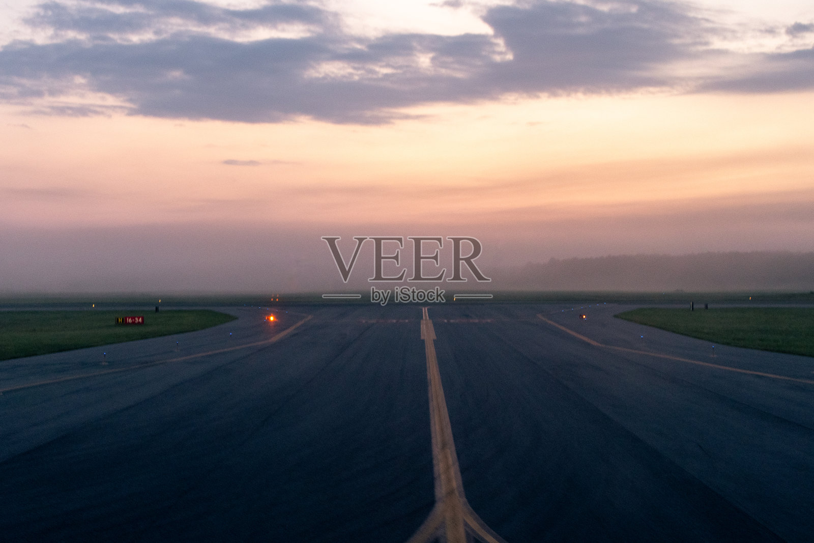 日出时俯瞰机场跑道照片摄影图片