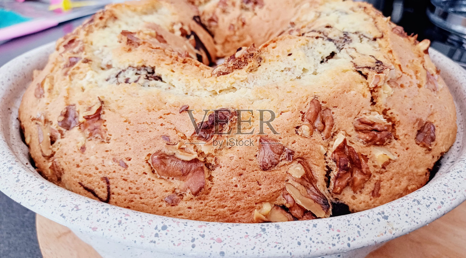 新鲜出炉的自制核桃可可蛋糕照片摄影图片