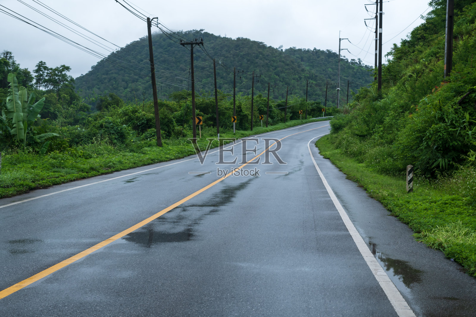 潮湿的柏油路，雾蒙蒙的美景尽收眼底照片摄影图片