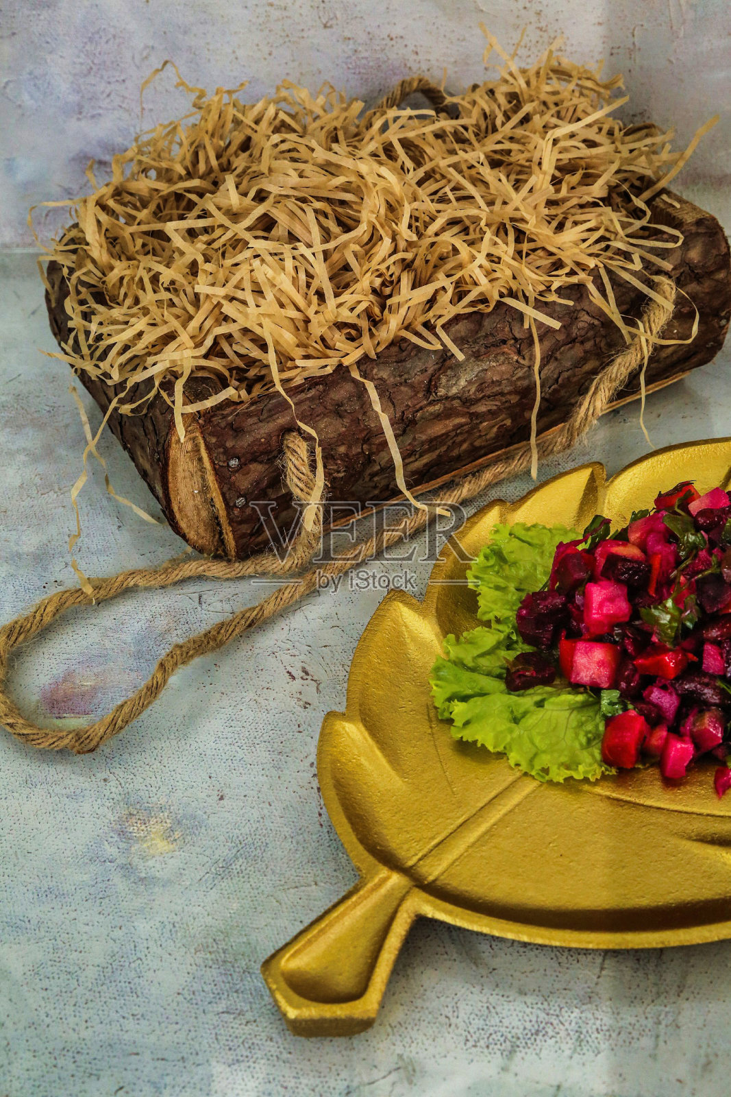 金叶盘甜菜沙拉照片摄影图片