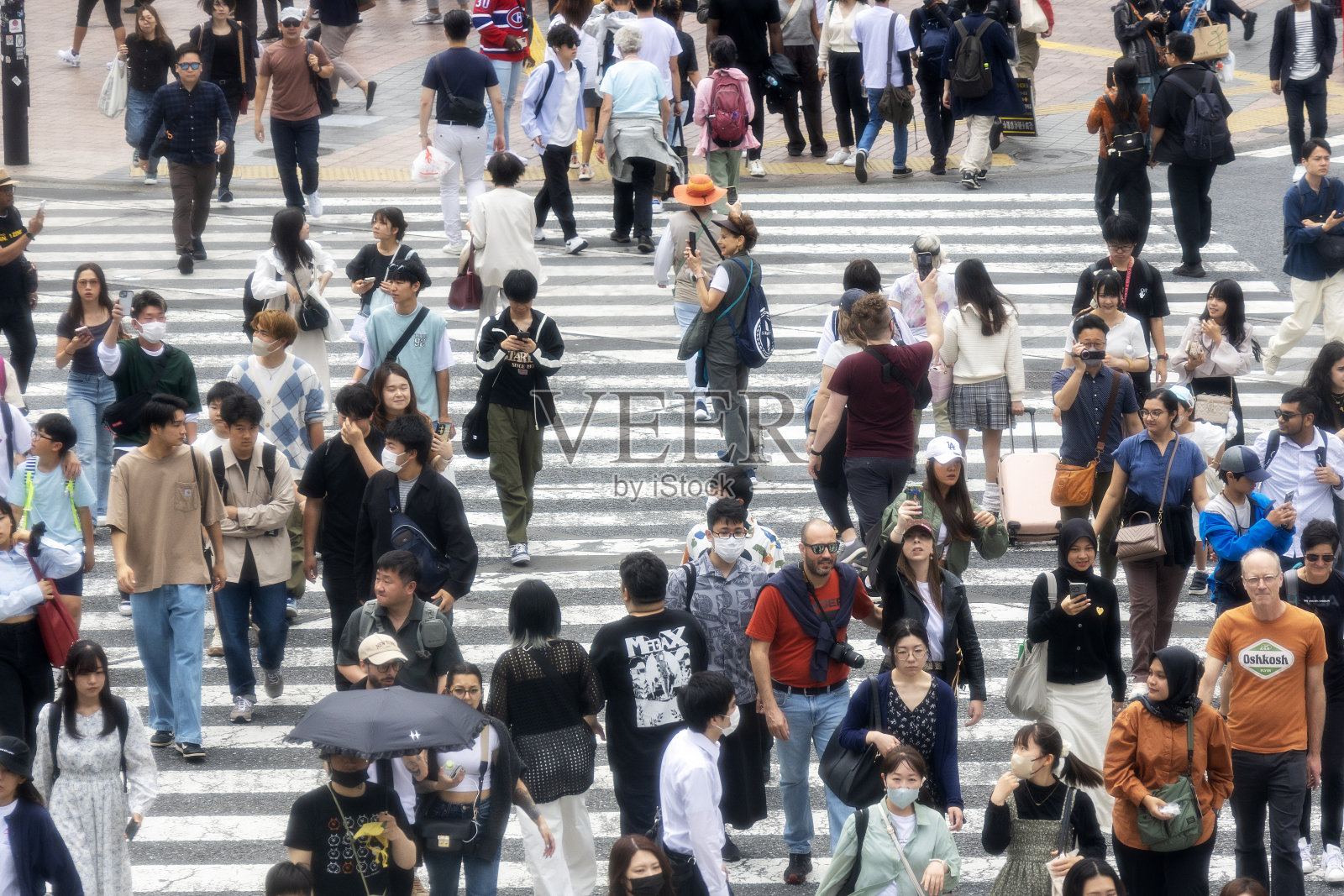 在东京涩谷，人们穿过繁忙的十字路口照片摄影图片