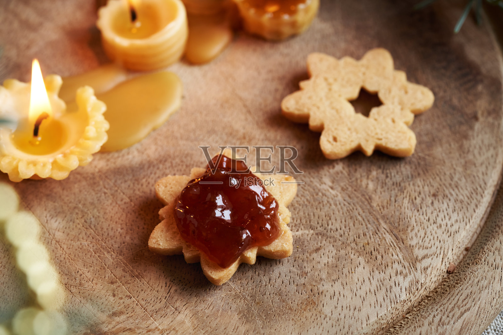 用红草莓果酱填充自制的林泽圣诞饼干照片摄影图片
