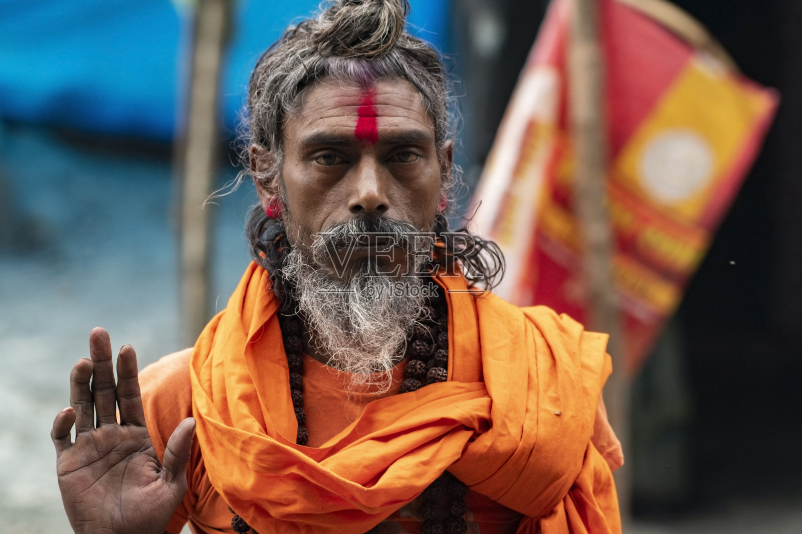 西孟加拉邦贾亚提的乔塔Mahakal洞穴，牧师祝福奉献者照片摄影图片