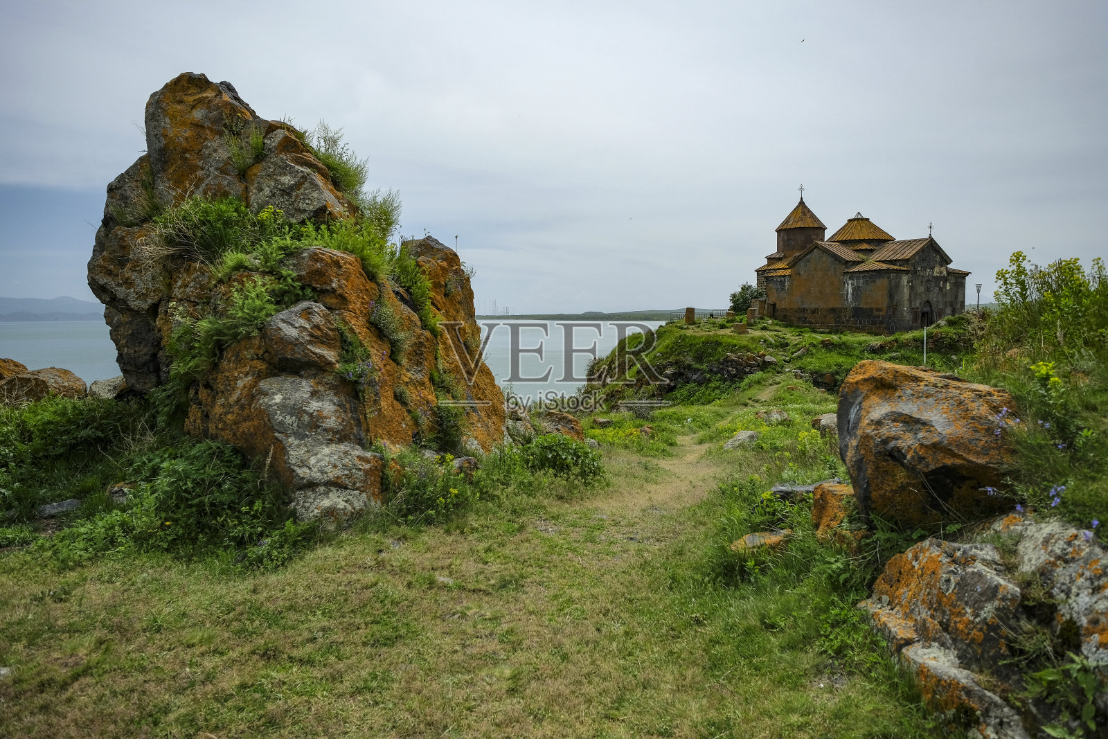 亚美尼亚塞万湖上的Hayravank修道院照片摄影图片