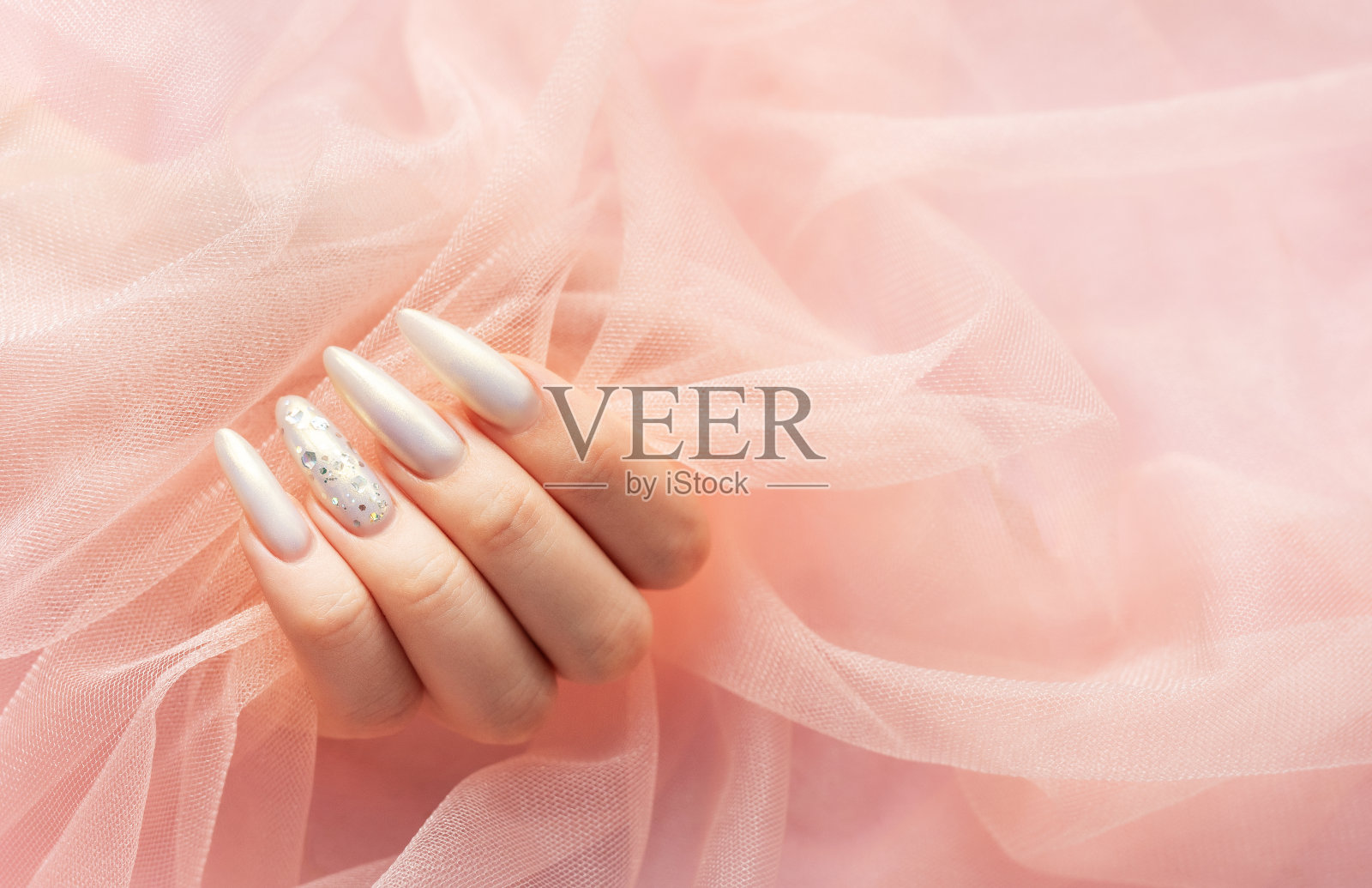 女性的手，美丽的珍珠指甲照片摄影图片