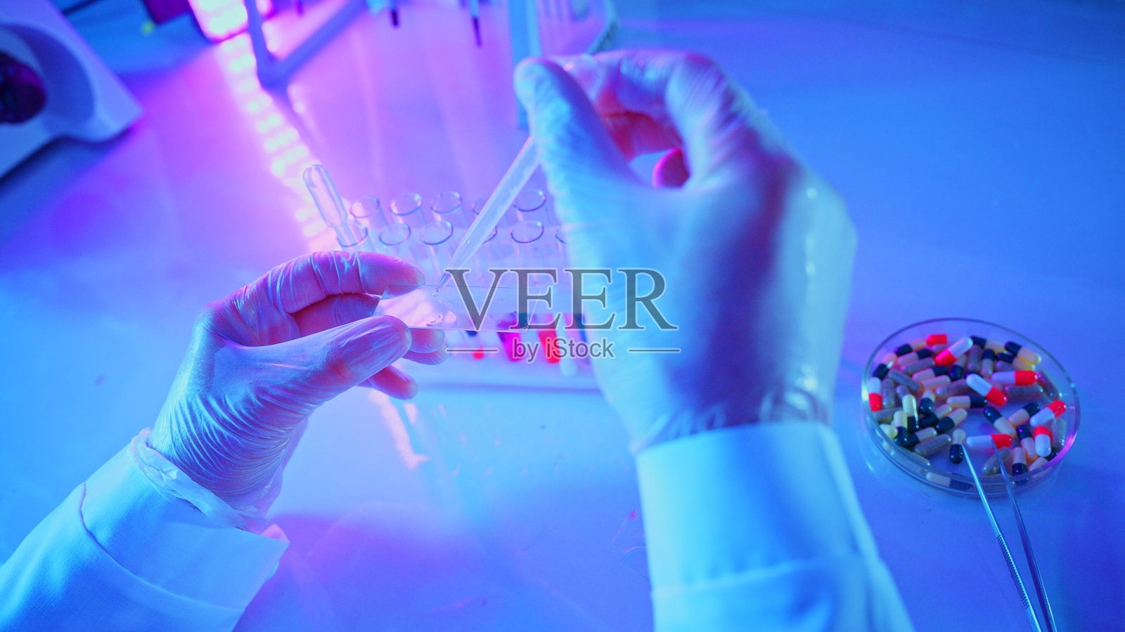 研究人员在霓虹灯实验室的创新化学分析照片摄影图片