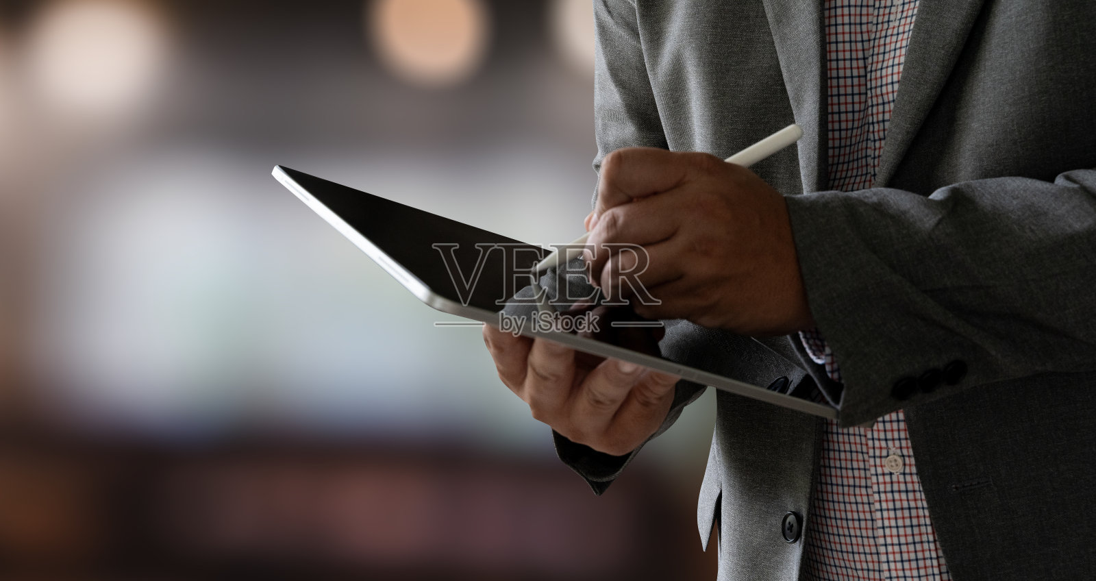 特写男子使用他的平板电脑触摸屏设备隔离屏幕在线广告照片摄影图片