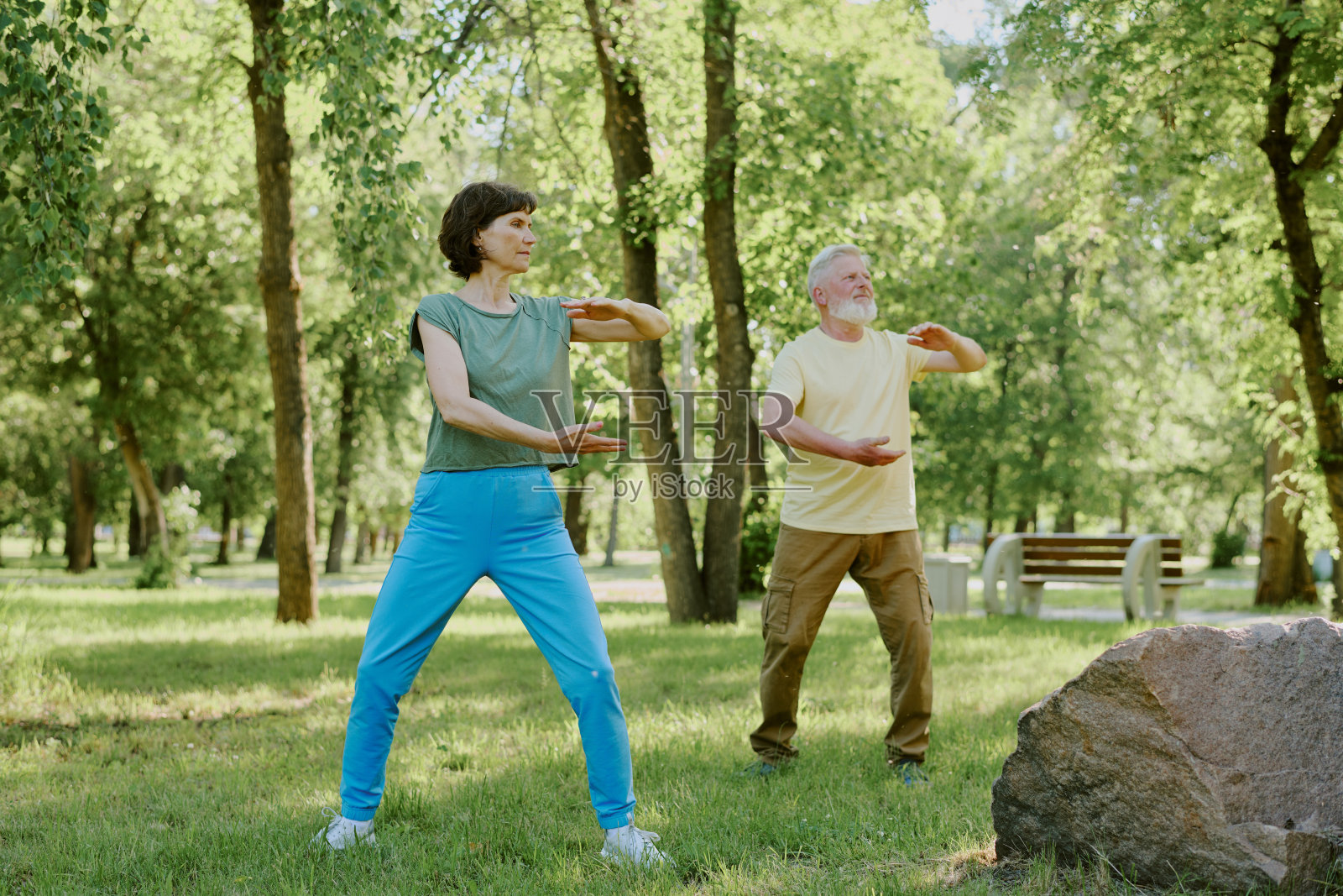 对武术感兴趣的老夫妇照片摄影图片