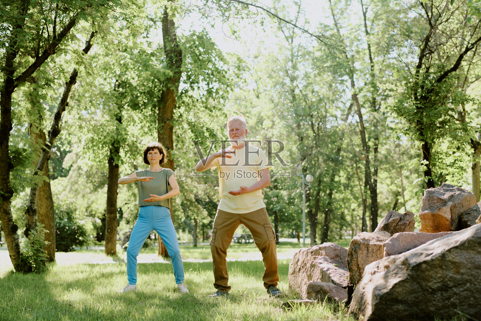 老年人在公园训练照片摄影图片