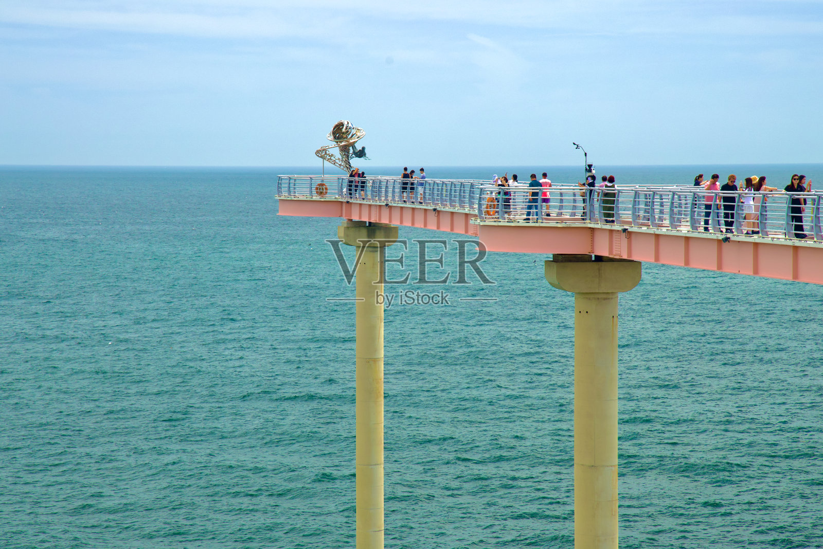 在登基山空中步道上俯瞰东海的游客照片摄影图片