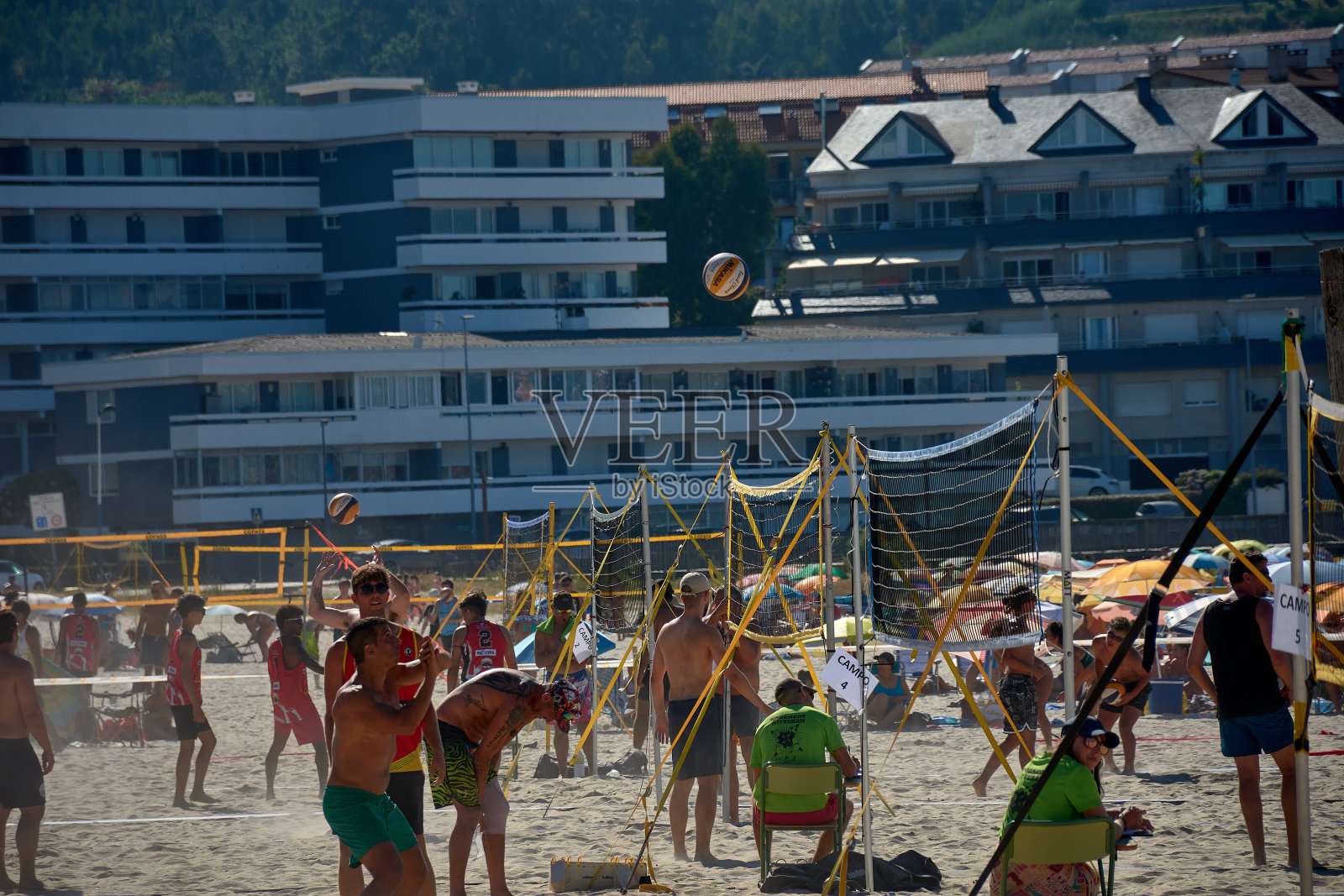 沙滩排球运动员在比赛中的动作照片摄影图片