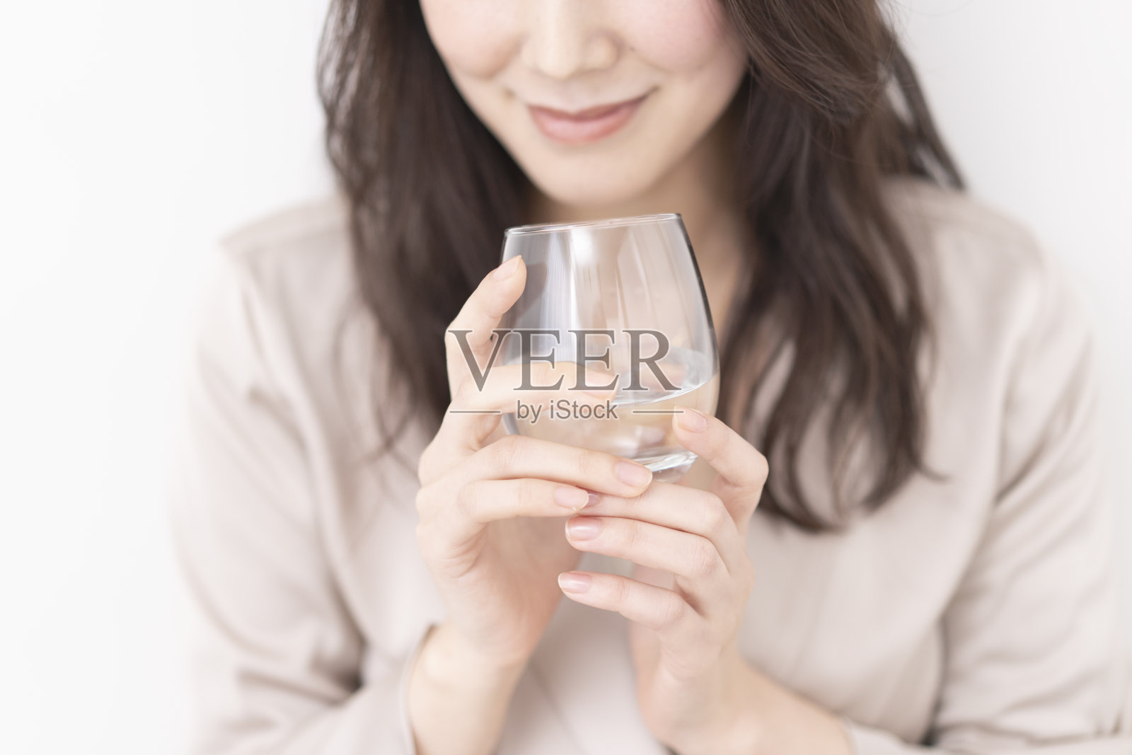 一位年轻的日本妇女正在喝水照片摄影图片