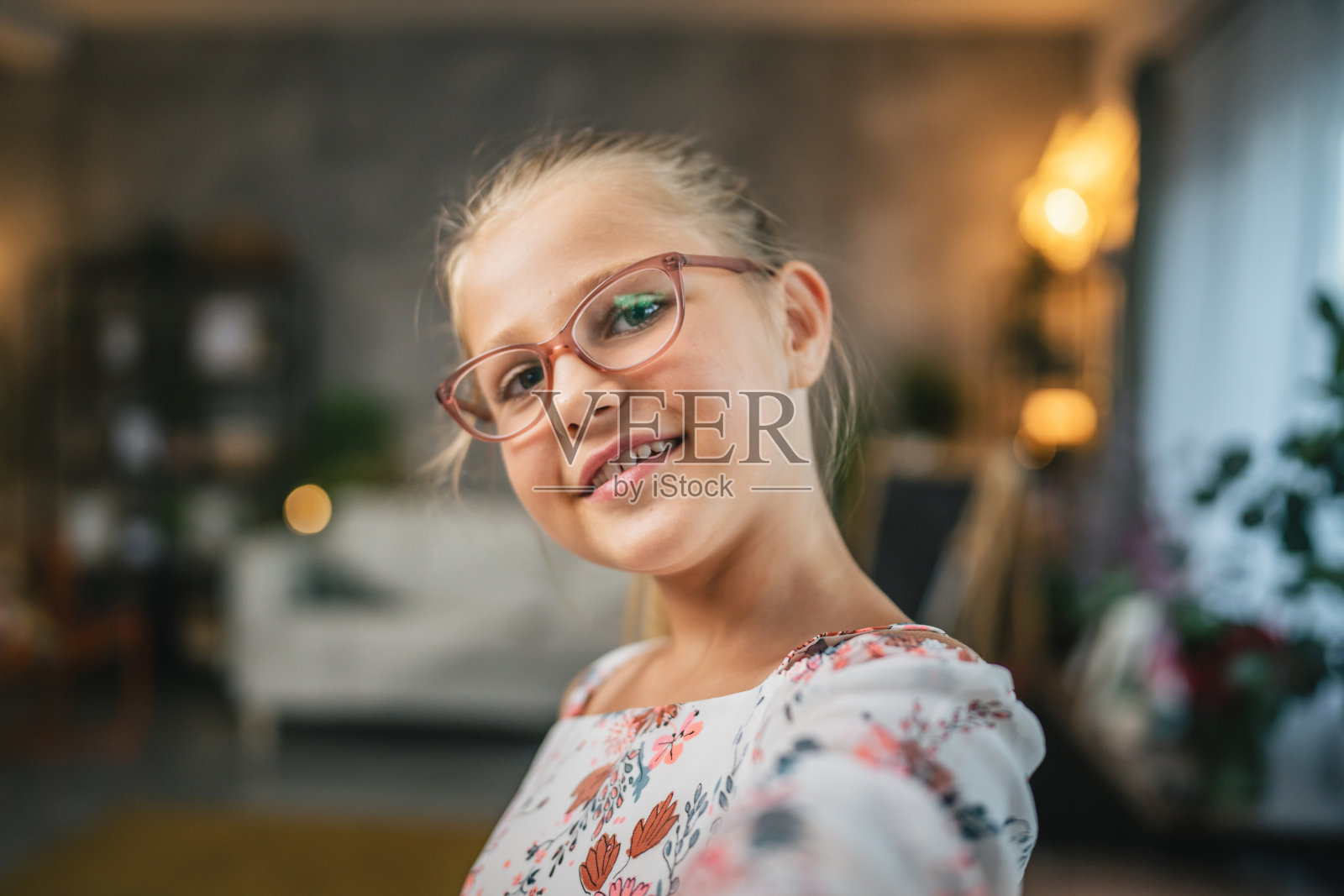 自画像或视频电话的年轻女孩在家里微笑照片摄影图片