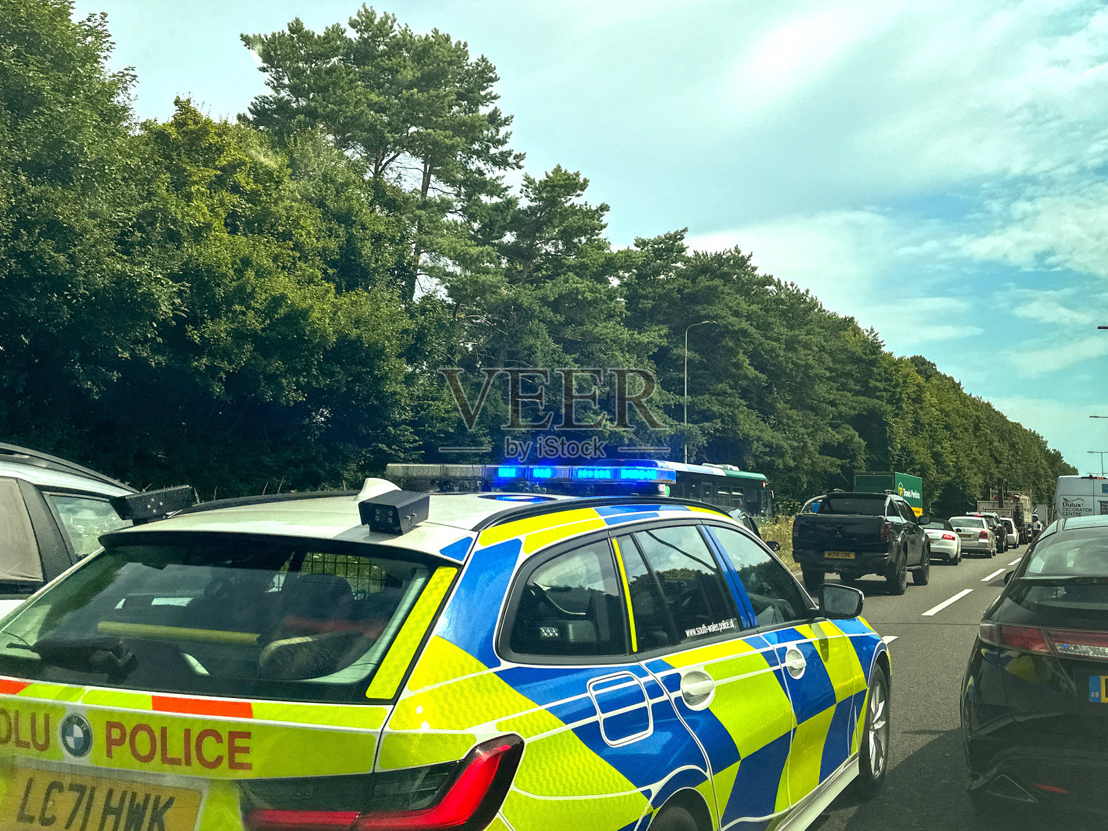 南威尔士警察使用的警车，蓝灯闪烁照片摄影图片