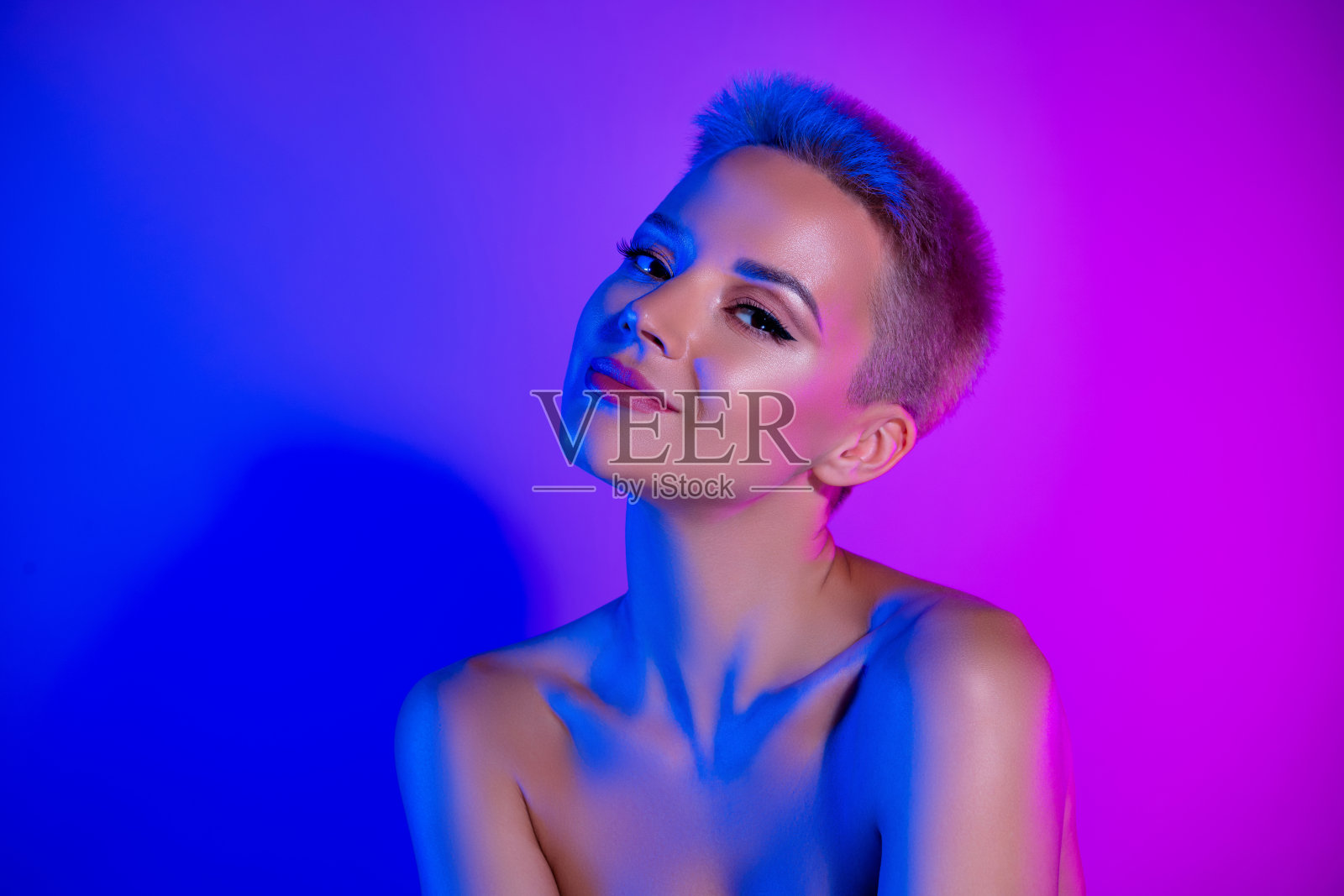 照片迷人别致的女士现代程序的皮肤上的霓虹背景照片摄影图片