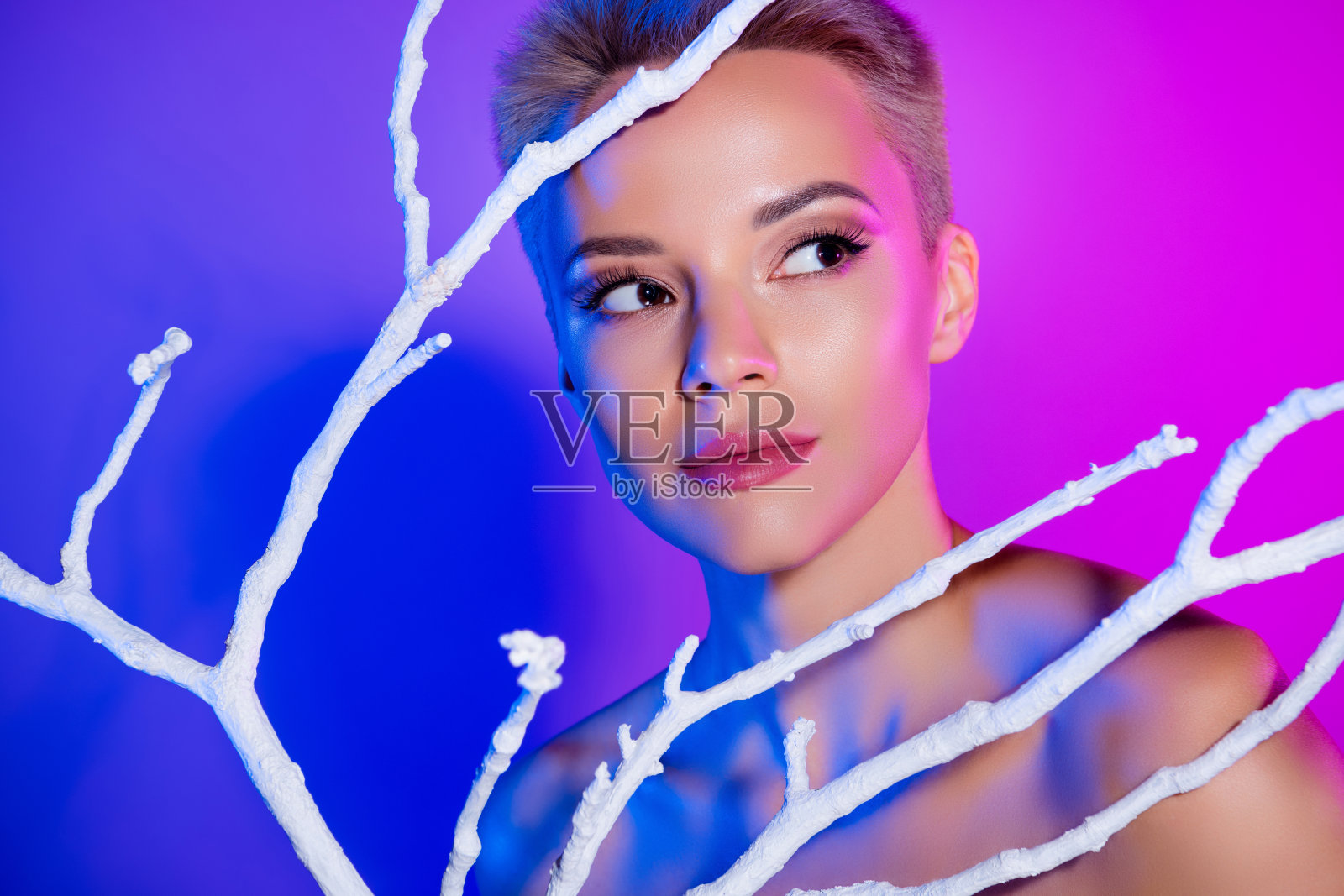 美丽可爱的女孩在紫外线背景下宣传美容产品化妆品的照片照片摄影图片