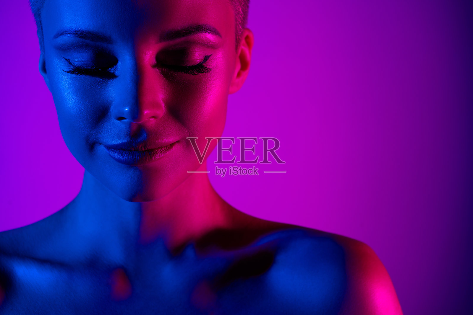 迷人的时尚模特女士广告化妆品假日化妆霓虹灯效果背景的特写照片照片摄影图片