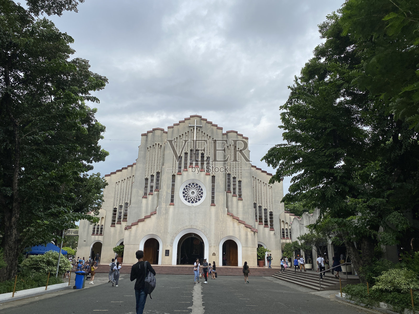 人们涌向Baclaran教堂，也被称为救世主教堂。照片摄影图片