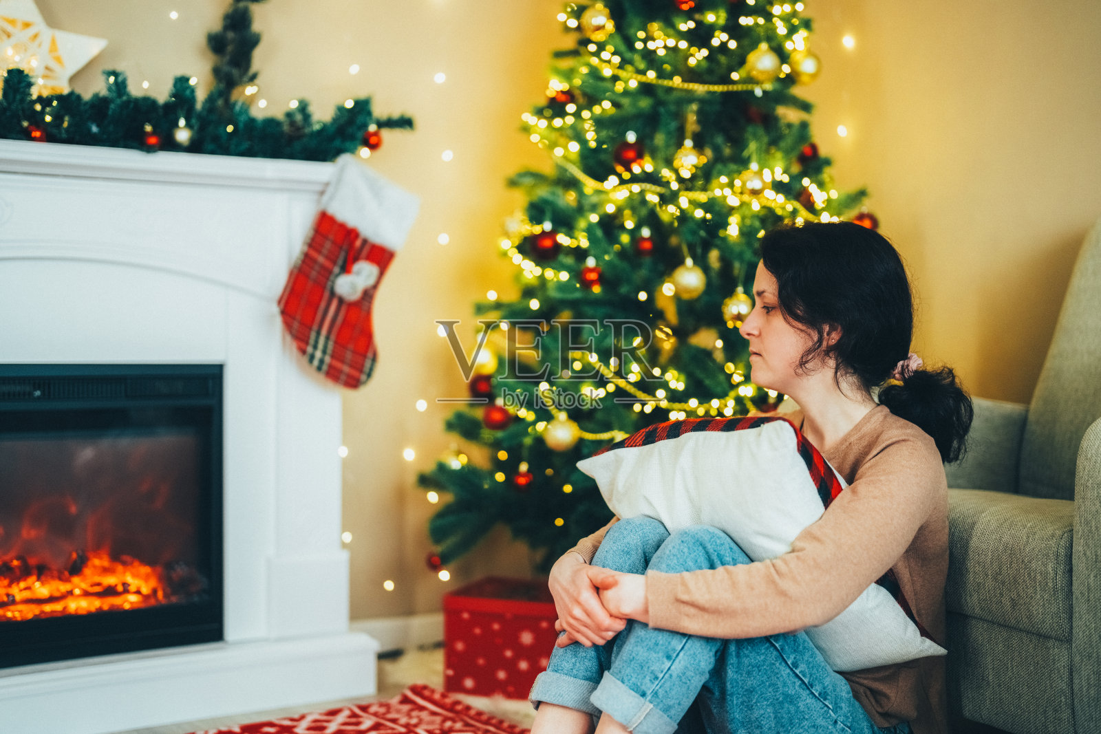 圣诞节期间在家中沮丧的女人照片摄影图片