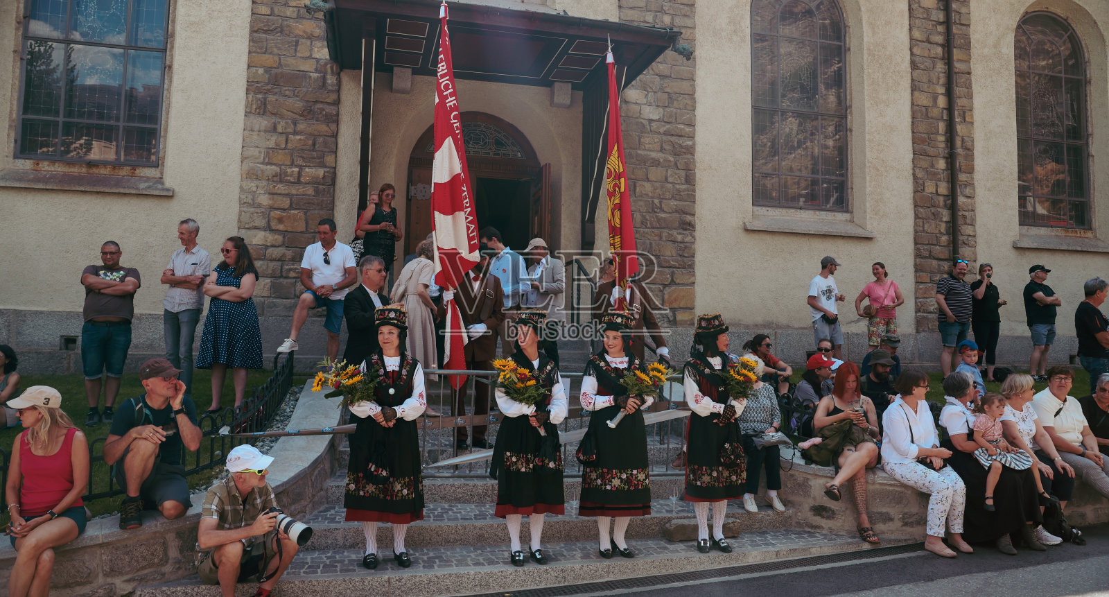 采尔马特真正的民间节日，在充满活力的社区环境中，以传统服装和当地庆祝活动为特色照片摄影图片