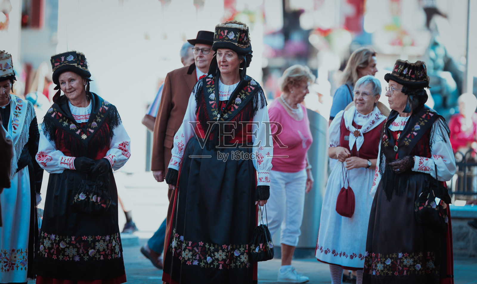 采尔马特的民间节日游行展示了传统服饰和热闹的气氛照片摄影图片