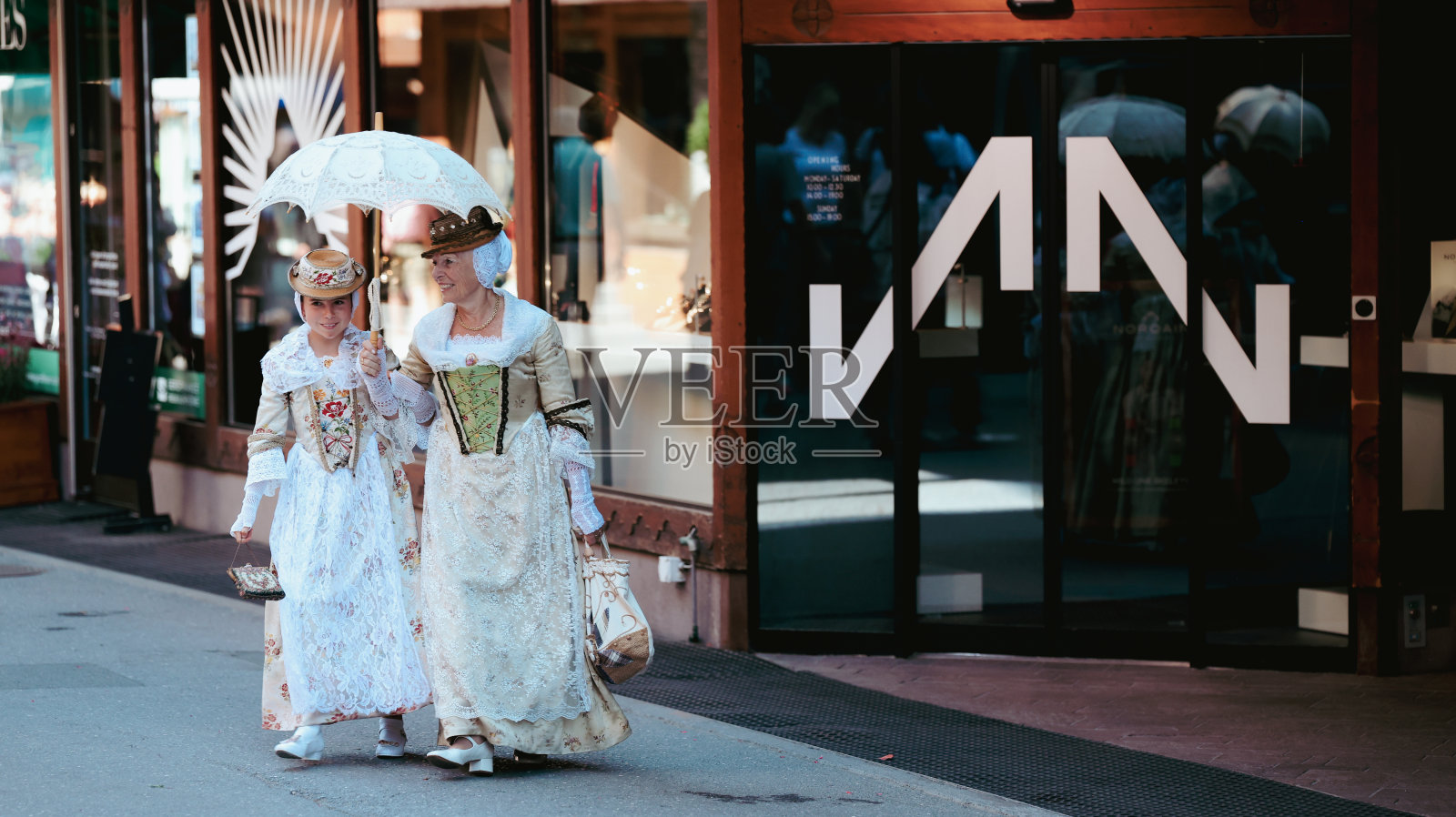 瑞士采尔马特的民间节日游行，参加者穿着优雅照片摄影图片