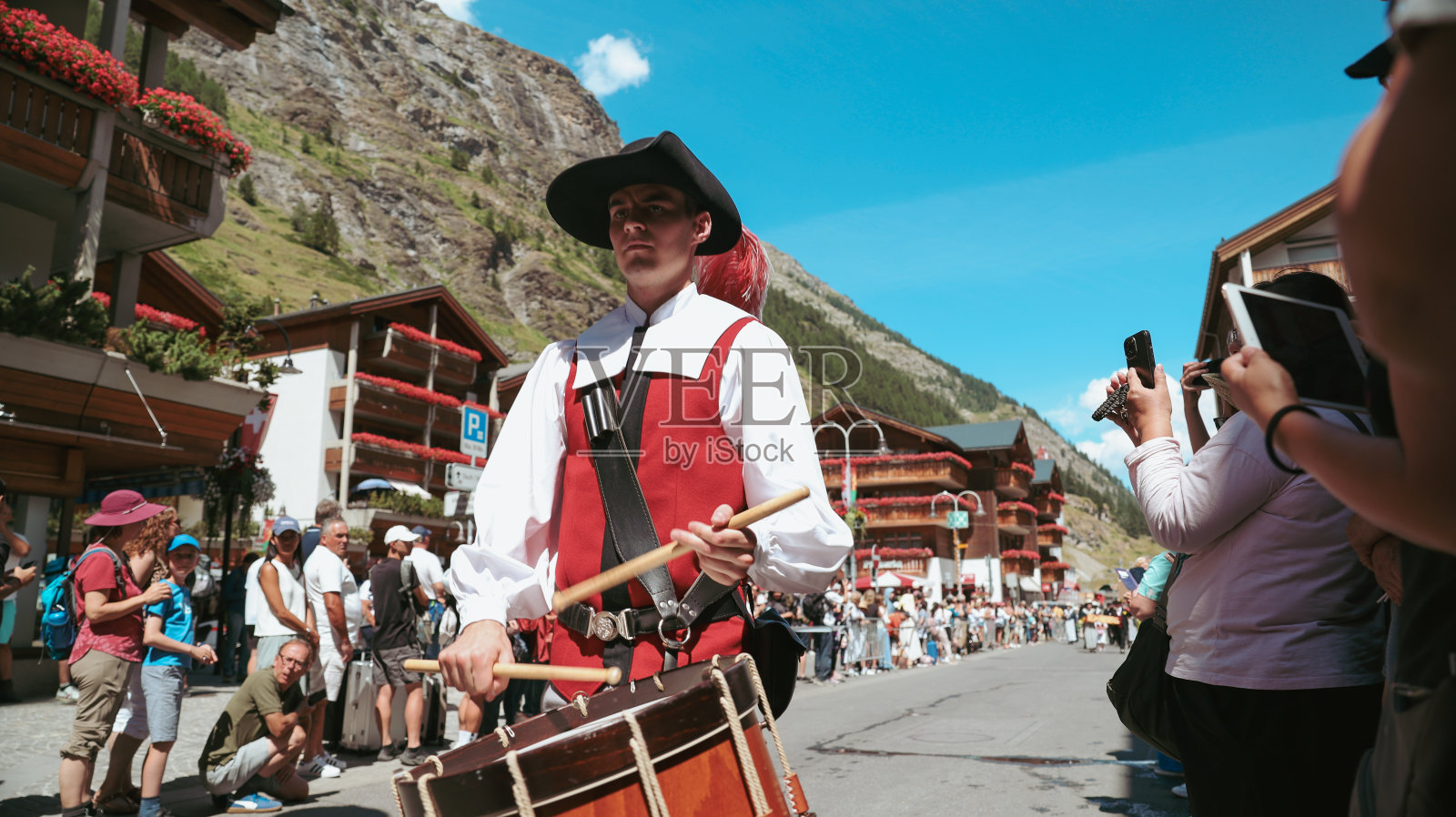 瑞士采尔马特的民俗节游行，有音乐家和传统服装照片摄影图片