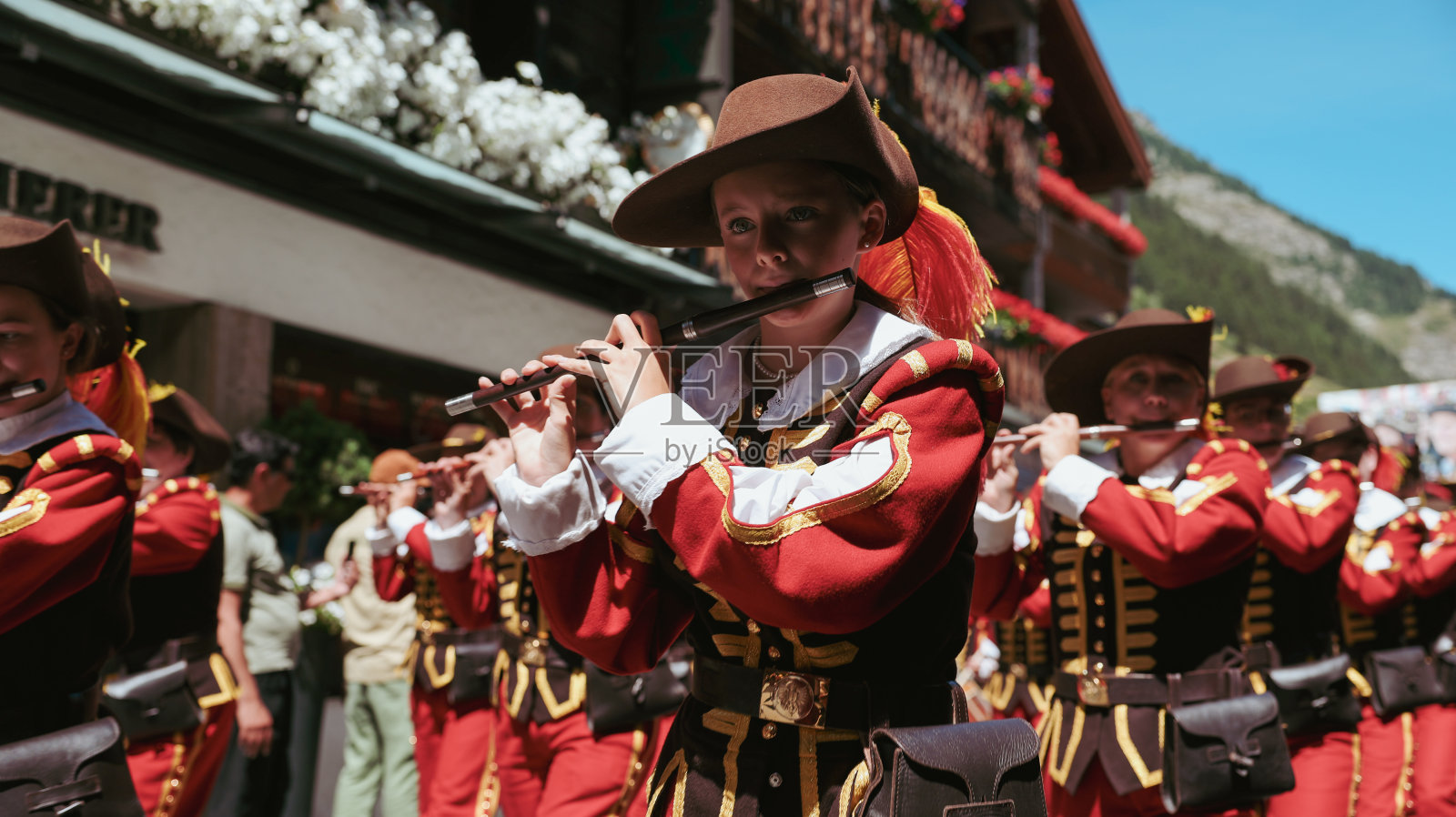 瑞士采尔马特的民俗节游行展示了传统音乐家照片摄影图片