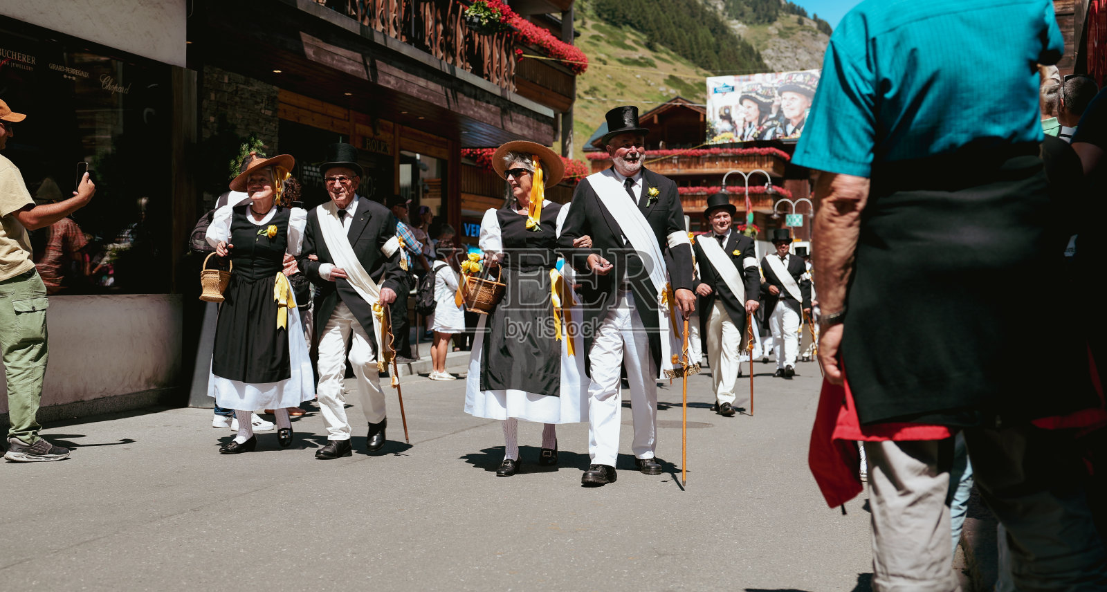 瑞士采尔马特(Zermatt)的民间节日游行队伍在夏季庆祝活动中穿着传统服装照片摄影图片