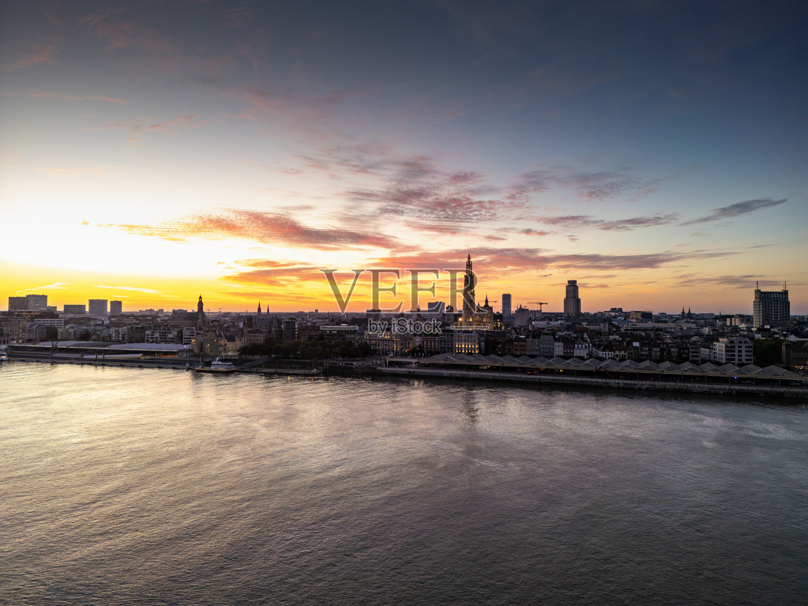 黎明时分的比利时安特卫普天际线照片摄影图片