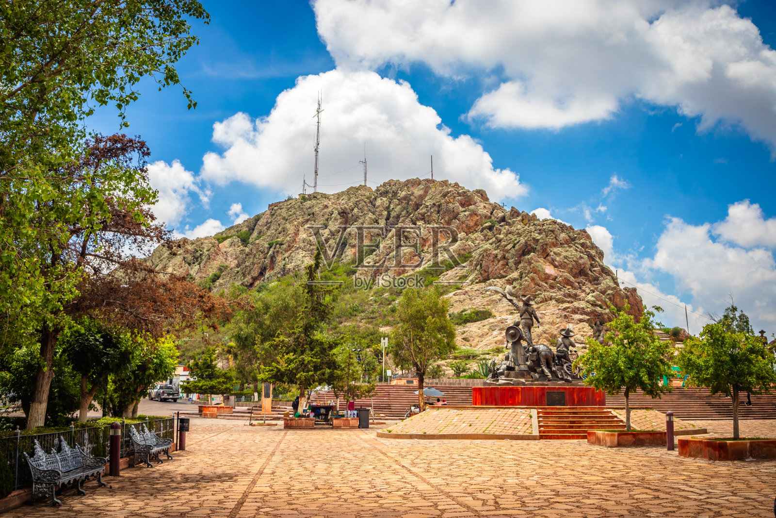 在萨卡特卡斯的Cerro de la Bufa广场上,天空充满了云彩和蓝天照片摄影图片