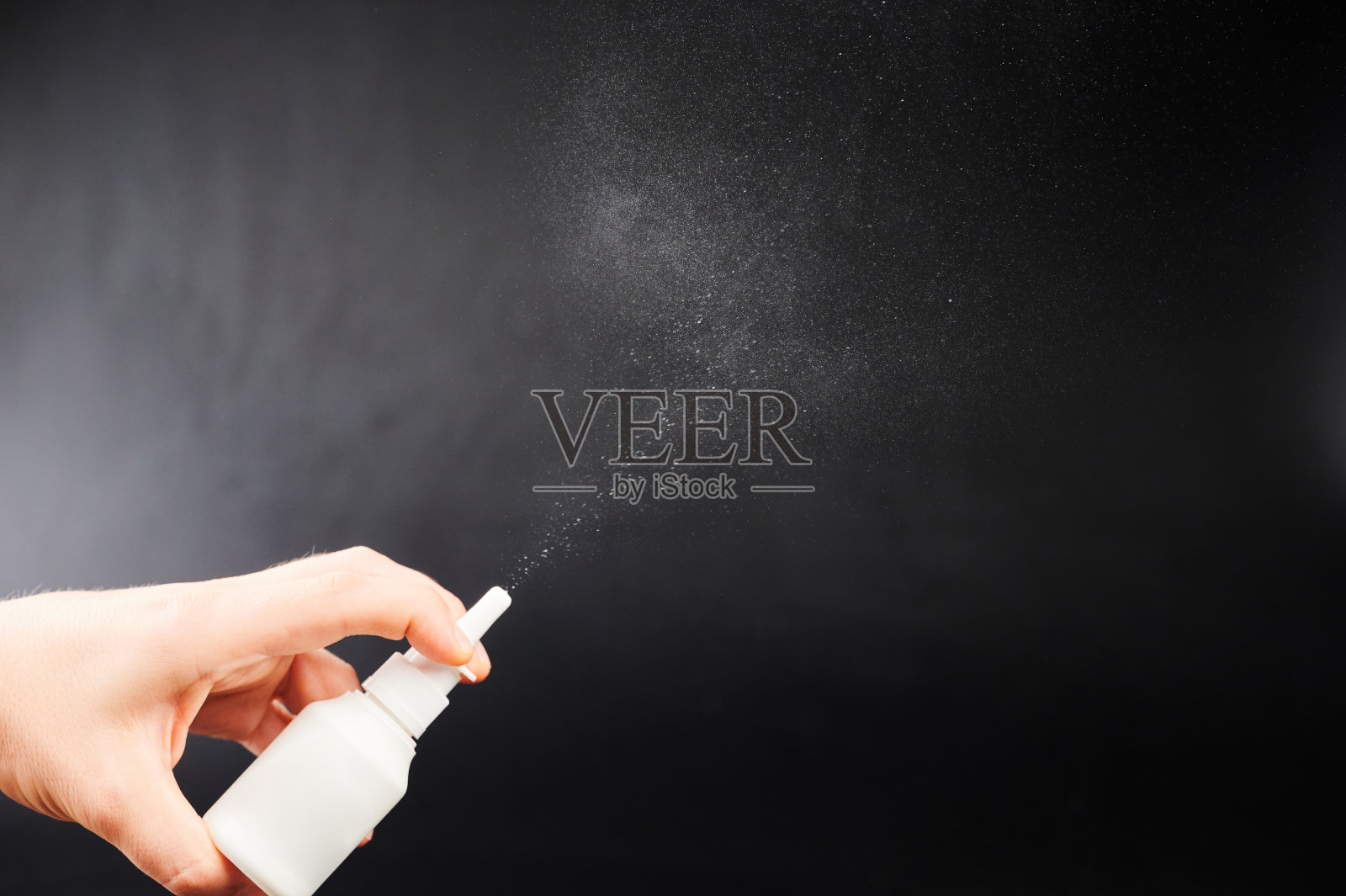 鼻喷雾剂在手照片摄影图片