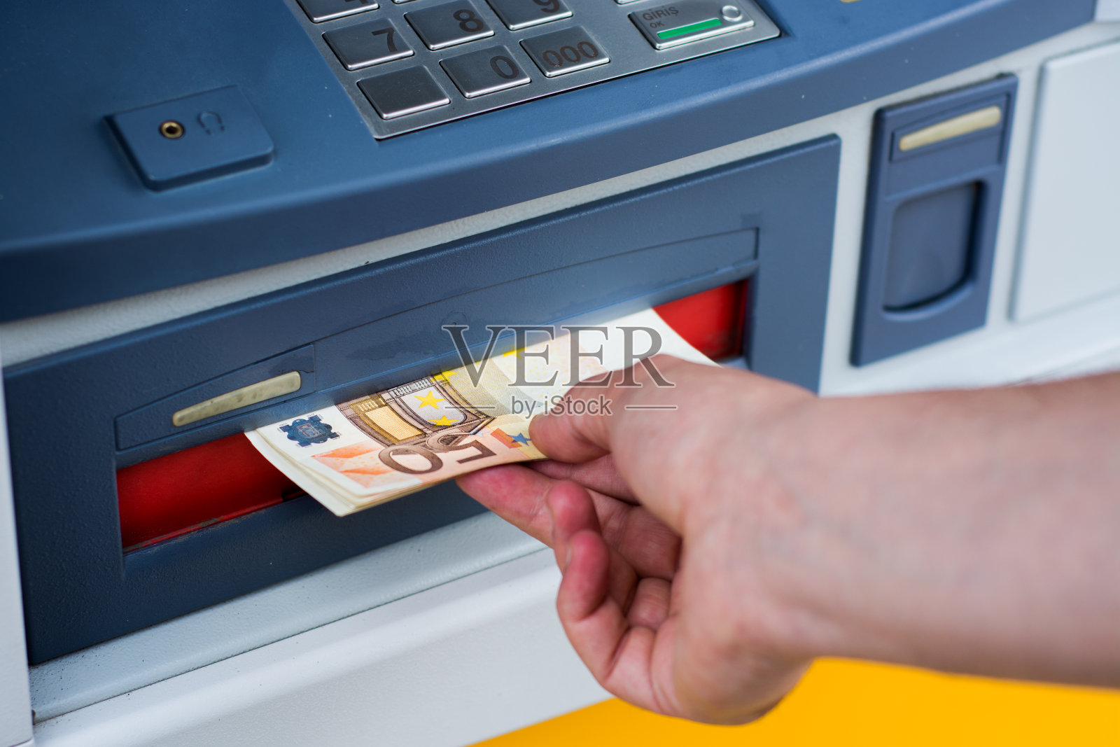 从Atm机中提取纸币的裁剪手照片摄影图片