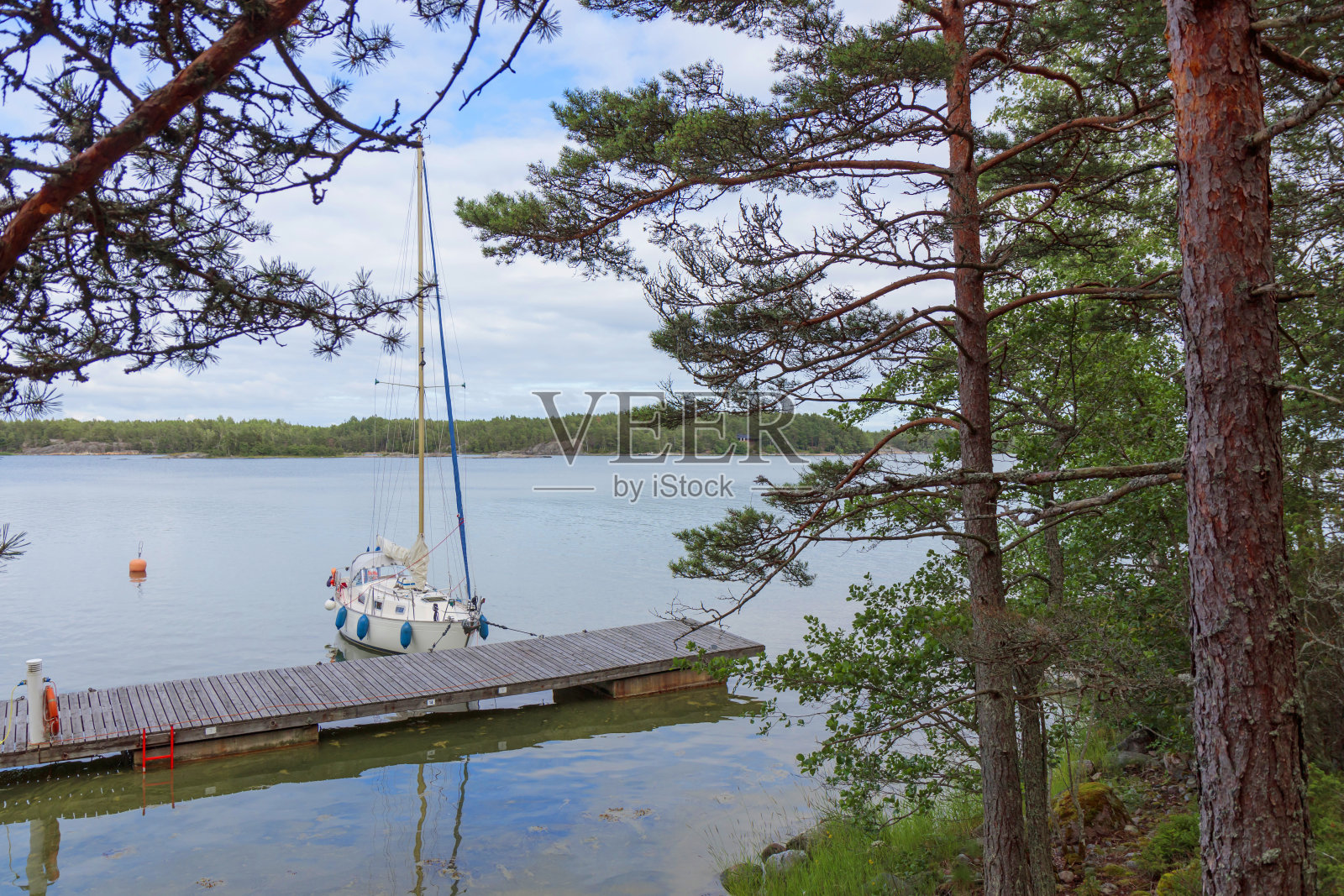 帆船停泊在芬兰波罗的海的岛屿、森林的港口，传统的帆船停泊在波罗的海的海岸码头，暑假在群岛度假照片摄影图片